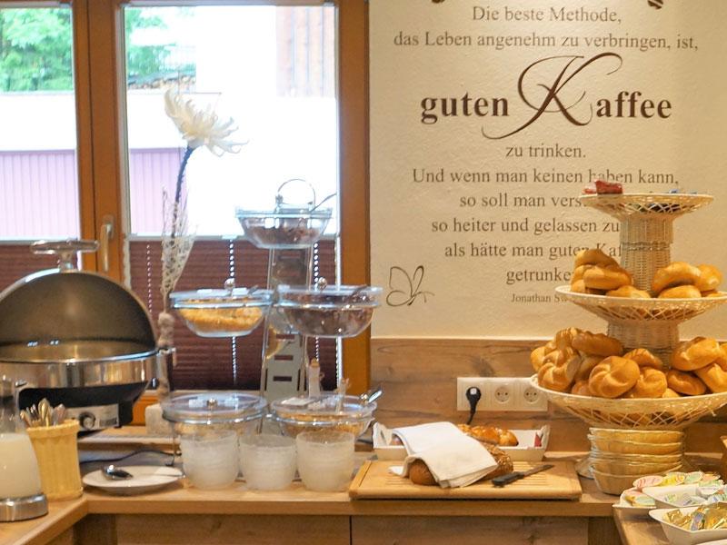 fruehstuecksbuffet_gaestehaus_almrausch_002