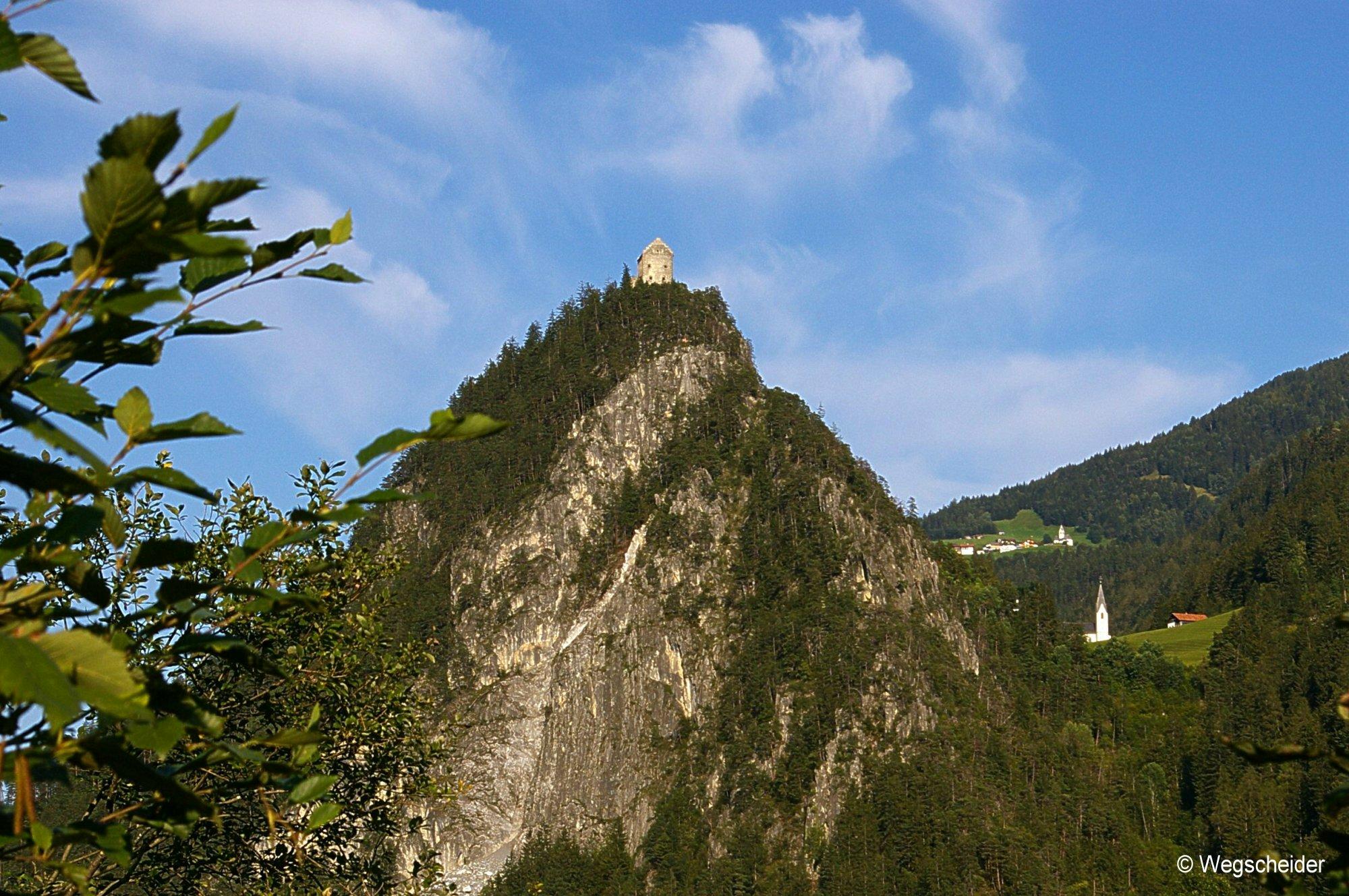 Kronburg auf steilem Fels