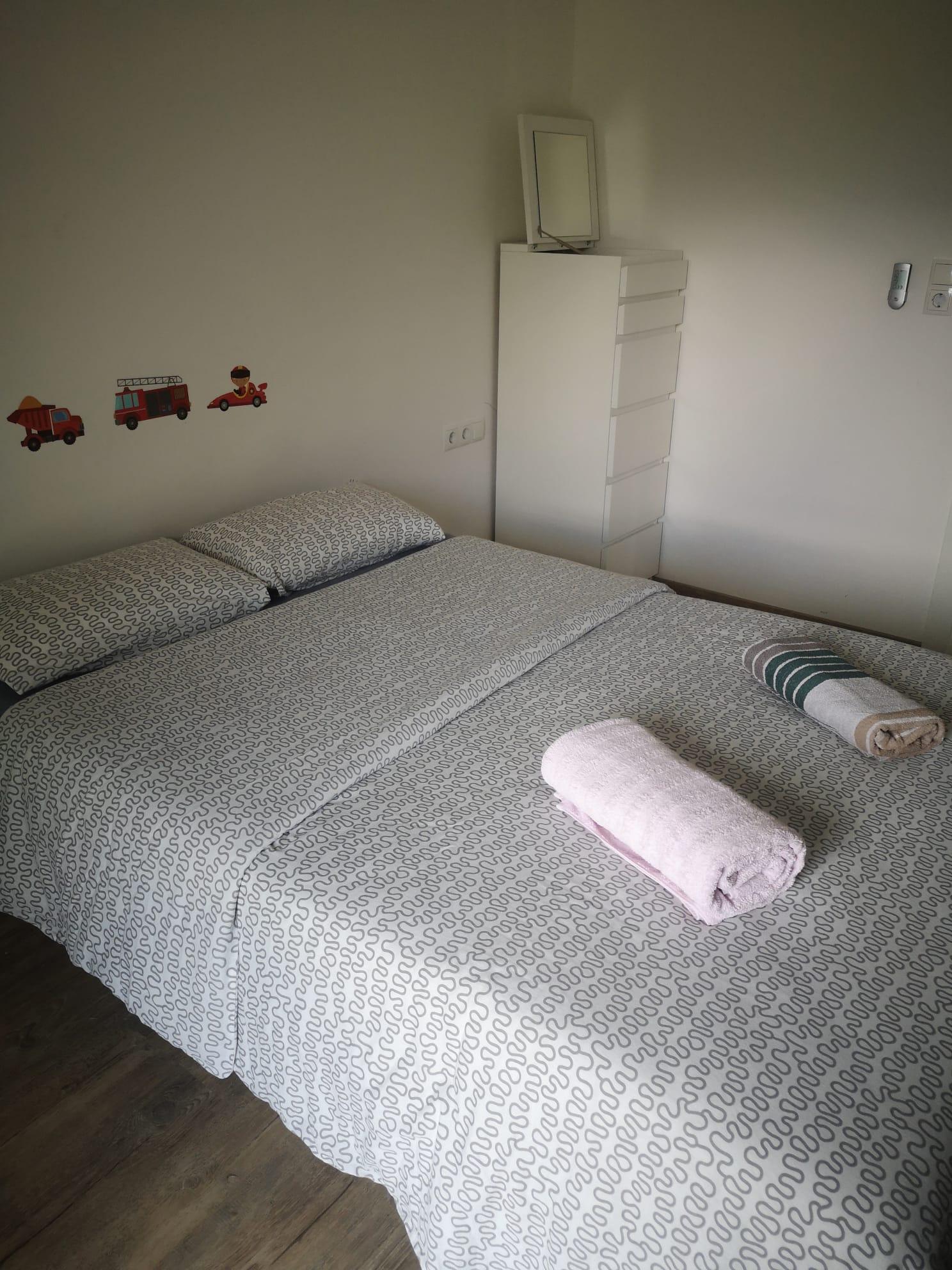 Schlafzimmer 1 mit französischem Bett