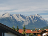 Blick vom Balkon auf Alpspitze und Zugspitze