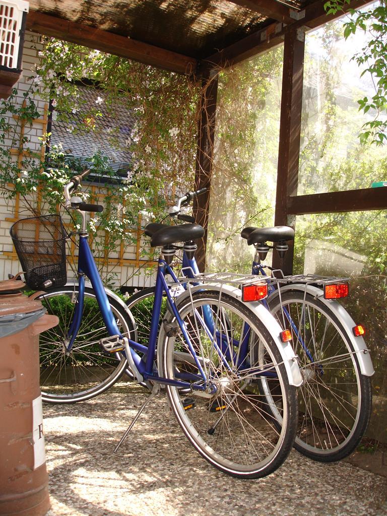 Fahrradstellplatz mit Rädern