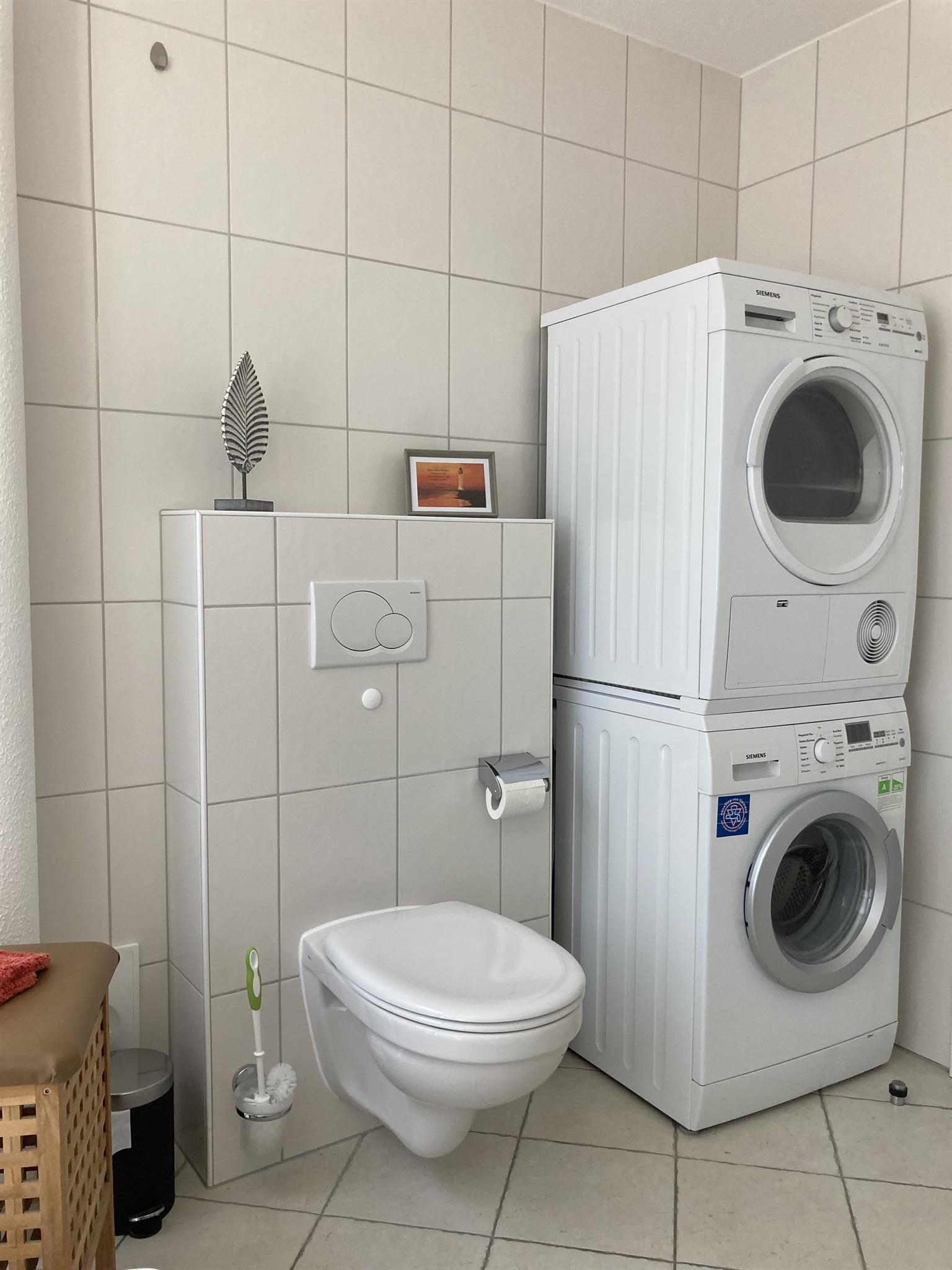 Badezimmer mit Waschmaschine und Trockner