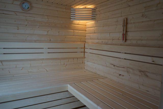 Innenansicht Sauna im Außenbereich