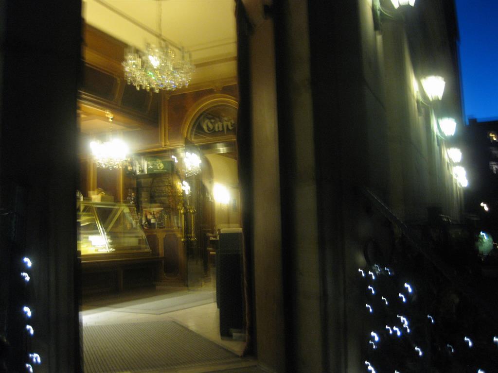 Eingang bei Nacht