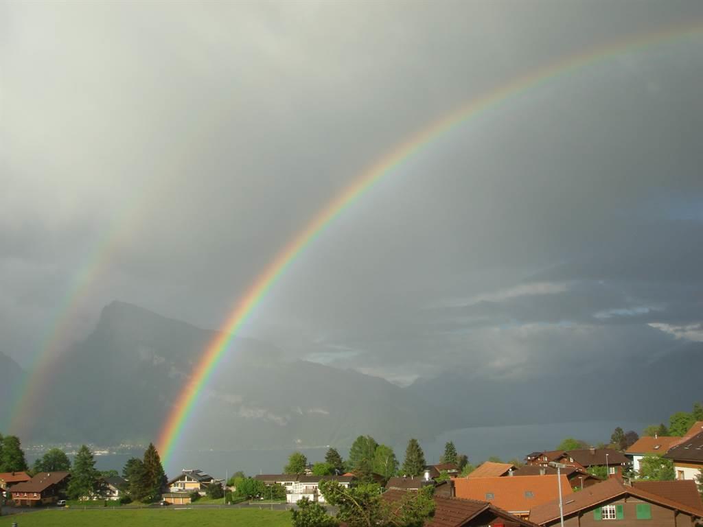 Regenbogen über dem Thunersee