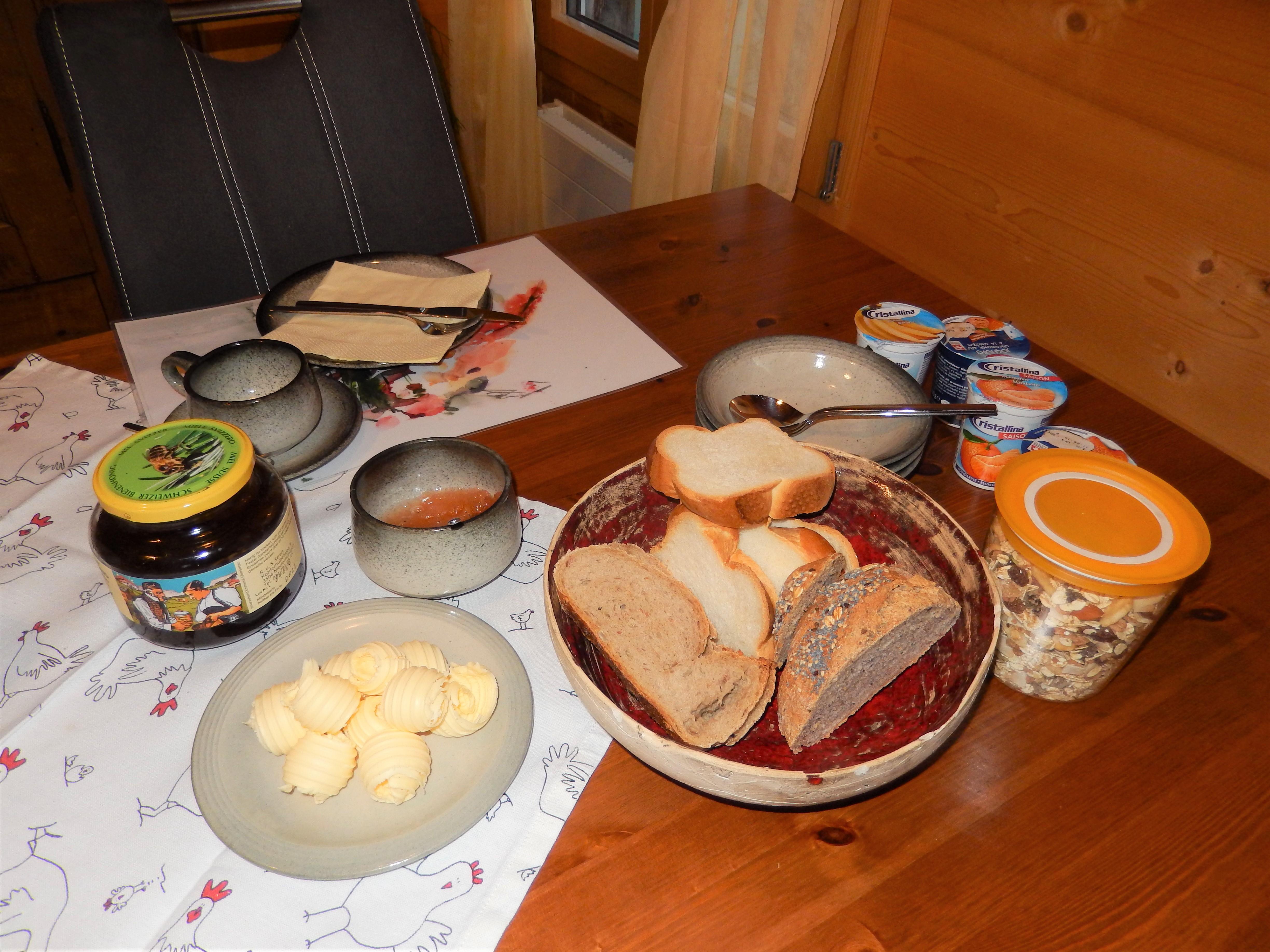 Butter von der Alp, diverse Brote, Müesli etc.