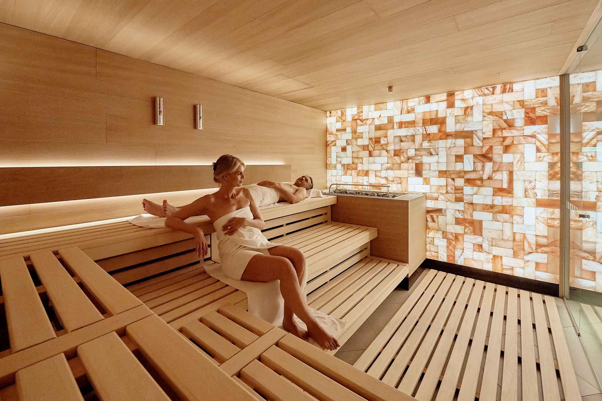 EDEN SPA: Finnische Sauna mit Salzsteinwand