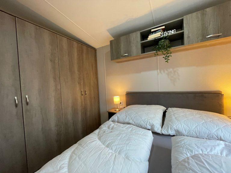 Schlafzimmer mit Doppelbett