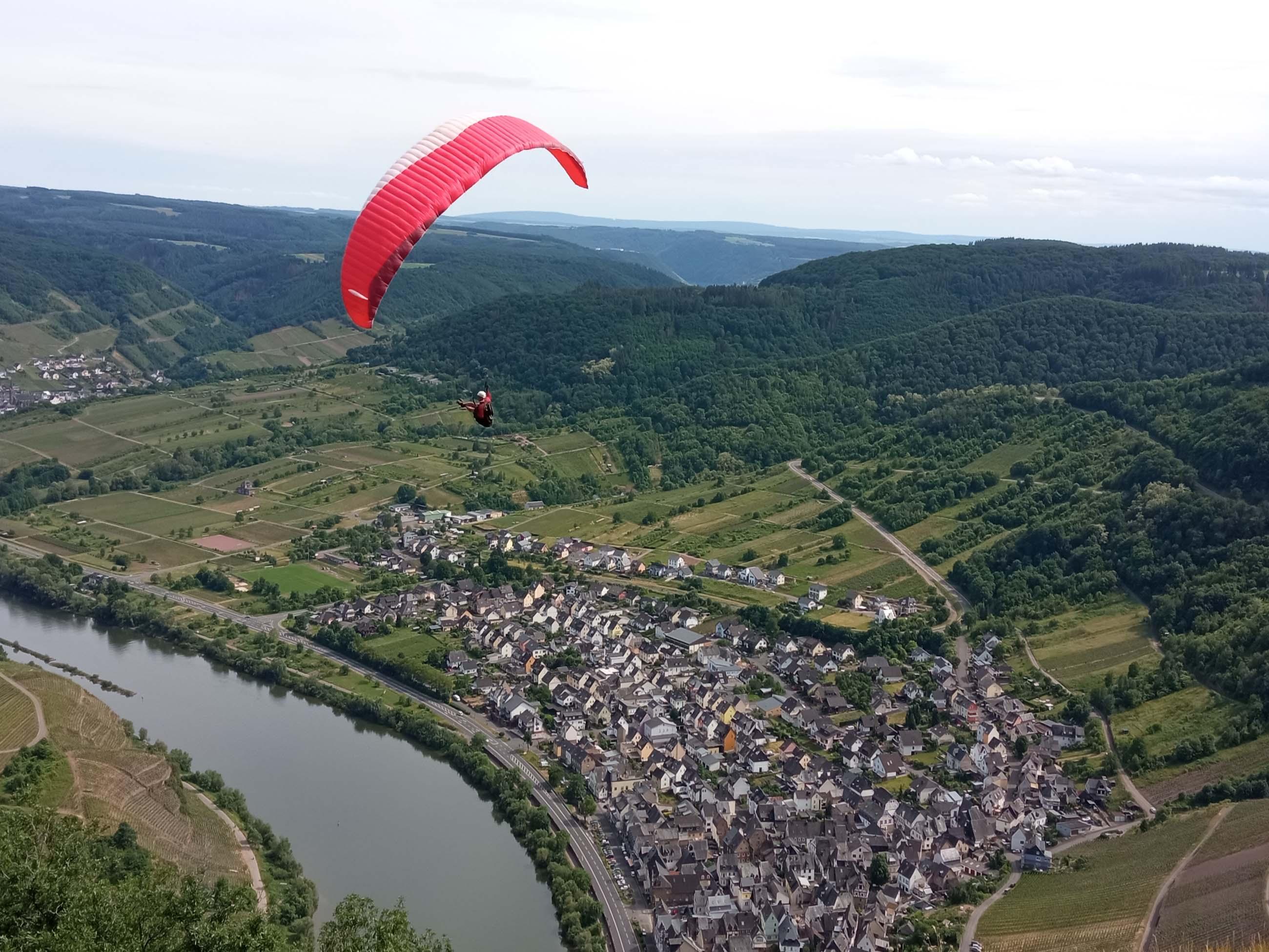 Paragliding am Calmonter Gipfelkreuz