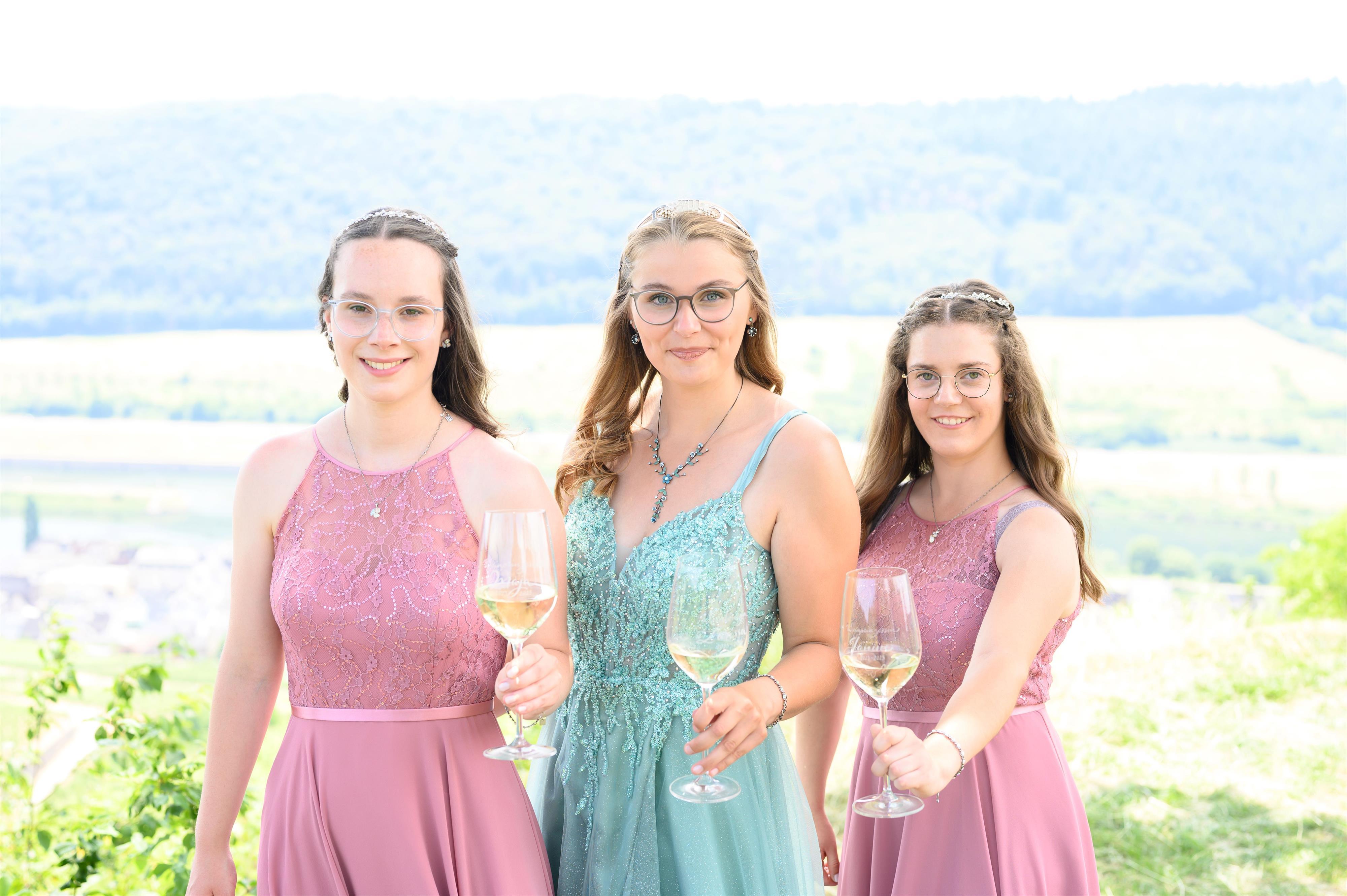Weinkönigin Larissa mit ihren Prinzessinnen