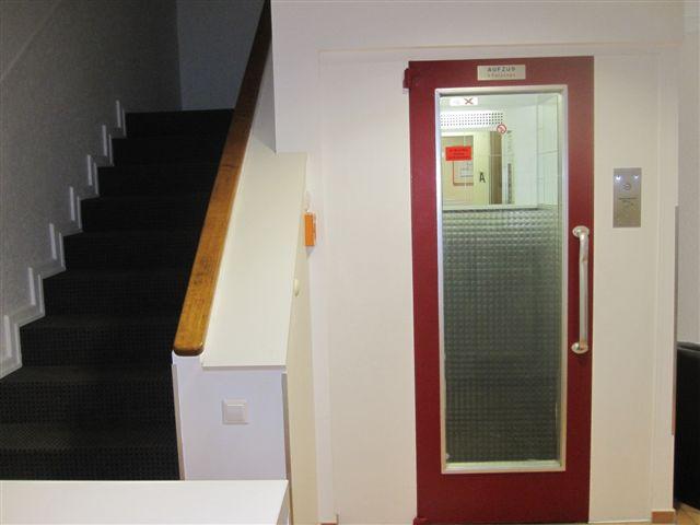 Treppe/Aufzug