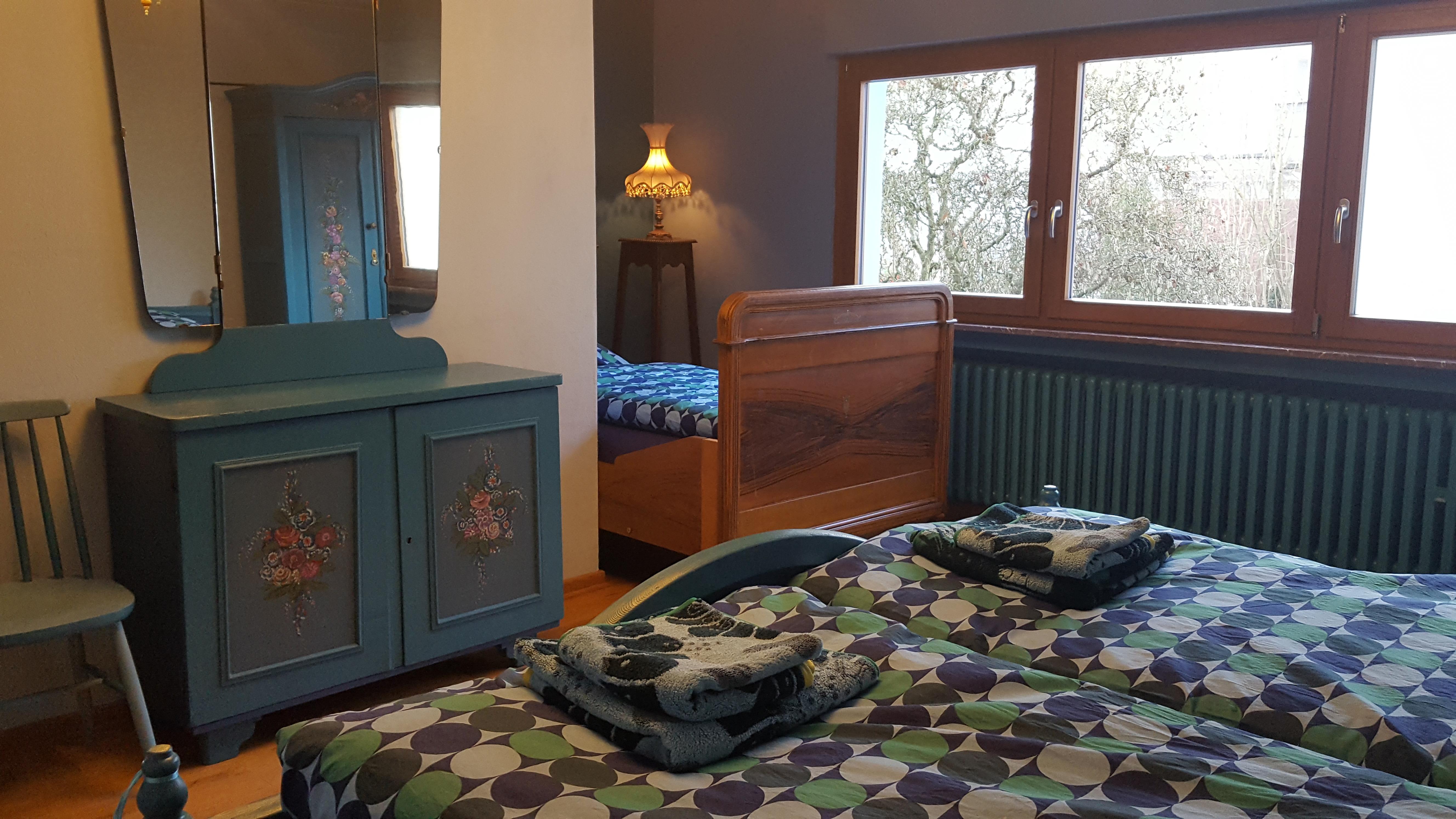 Blaues Schlafzimmer, mit weiterem Bett & Garten