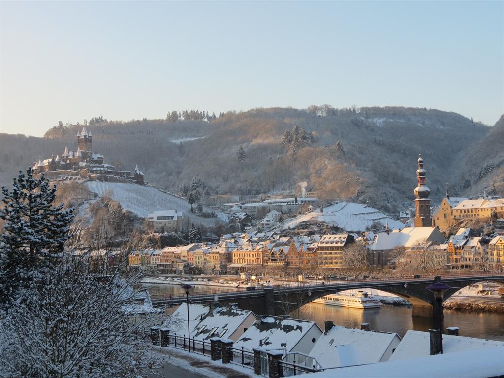 Blick auf Reichsburg und Stadt im Winter