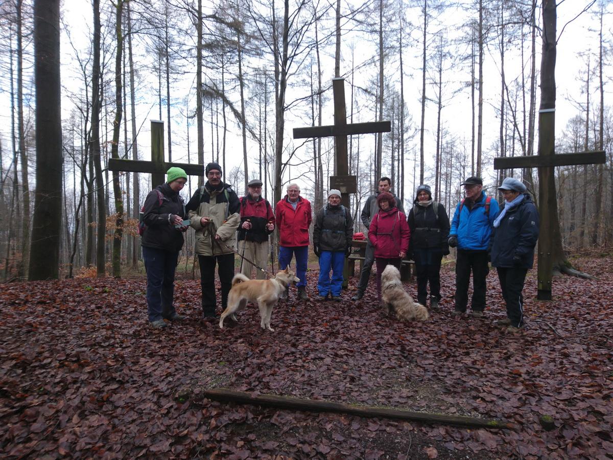 Wandergruppe mit Hunden