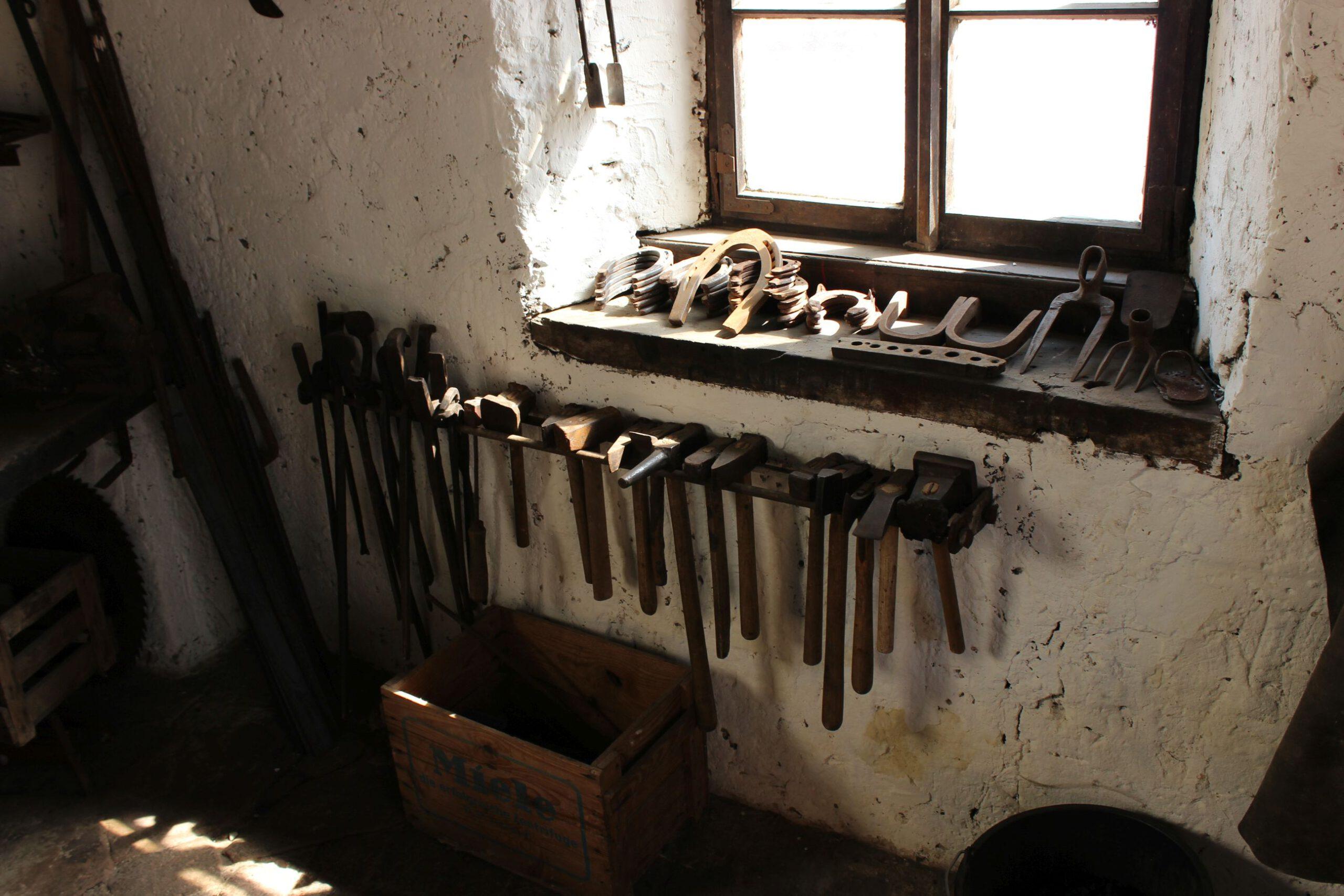 Altes Werkzeug in der Dorfschmiede