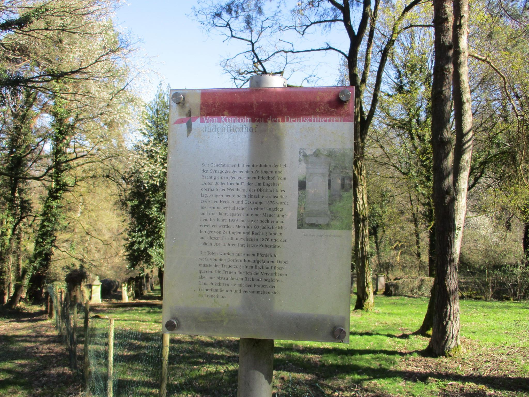 Info-Schild am neuen Jüdischen Friedhof