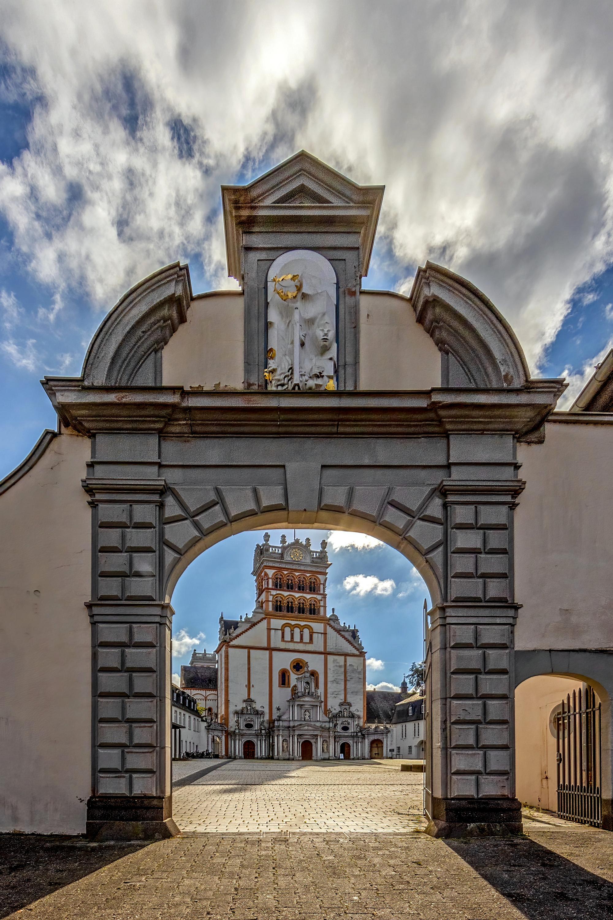 Basilika St. Matthias mit Freihof und Tor