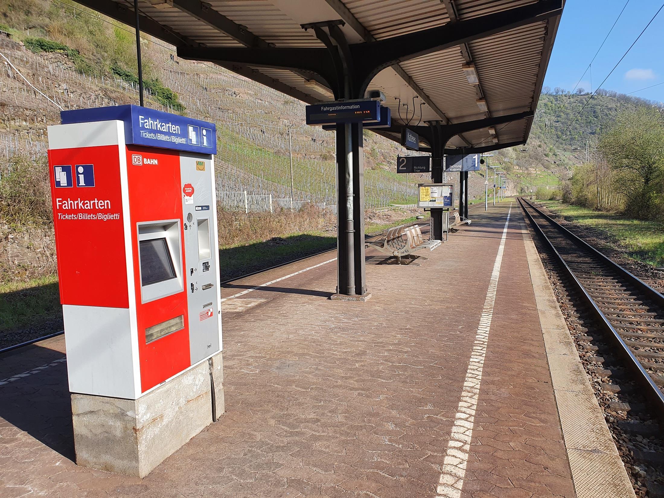 Fahrkarten Automat am Bahnsteig