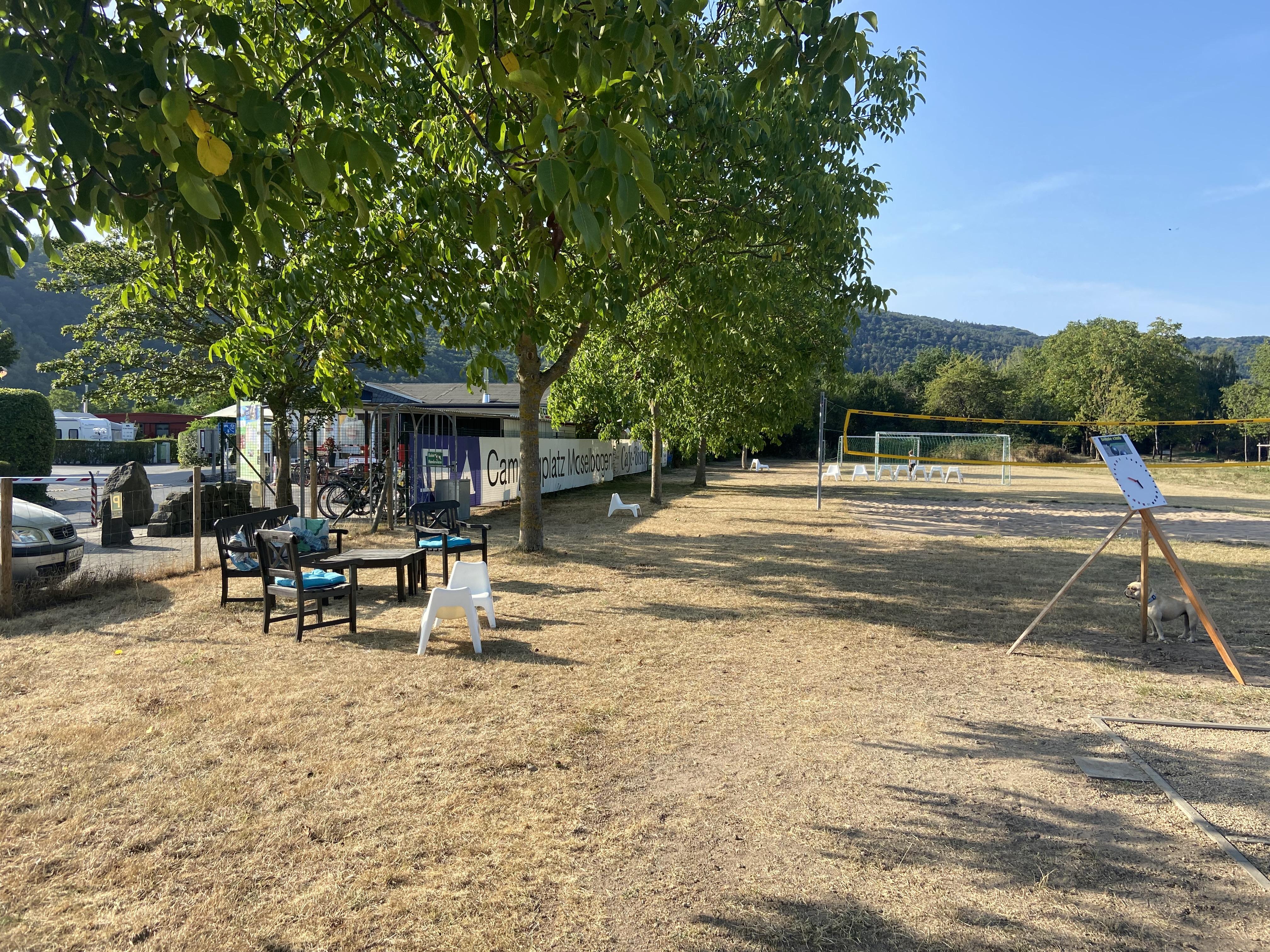 Moselchalet Koblenz Fußballfeld Campingplatz