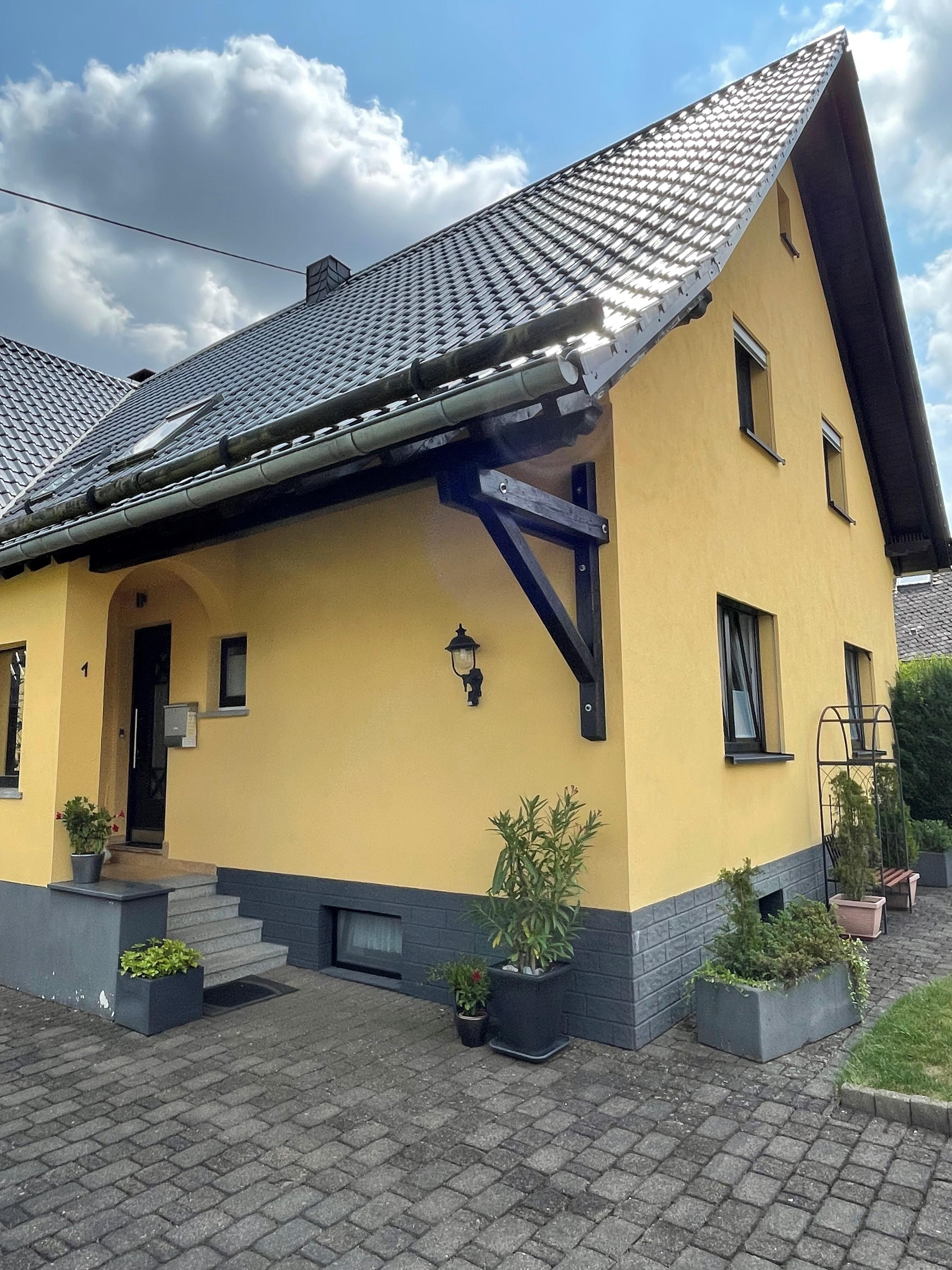 Eingang über 5 Treppenstufen