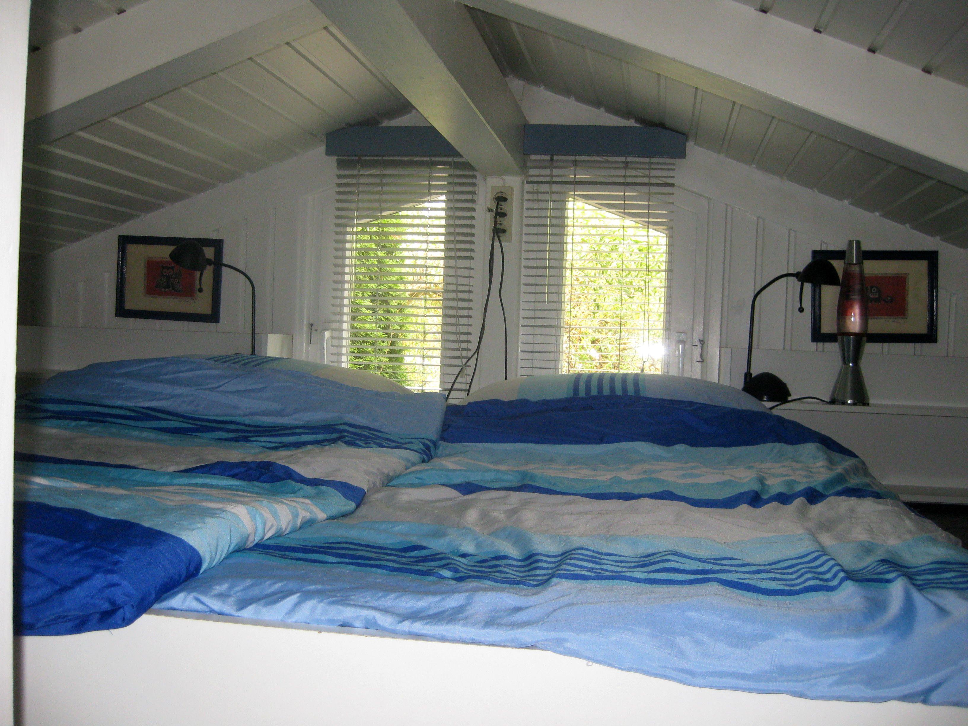 Dachboden mit zwei Klappbetten und Fenster
