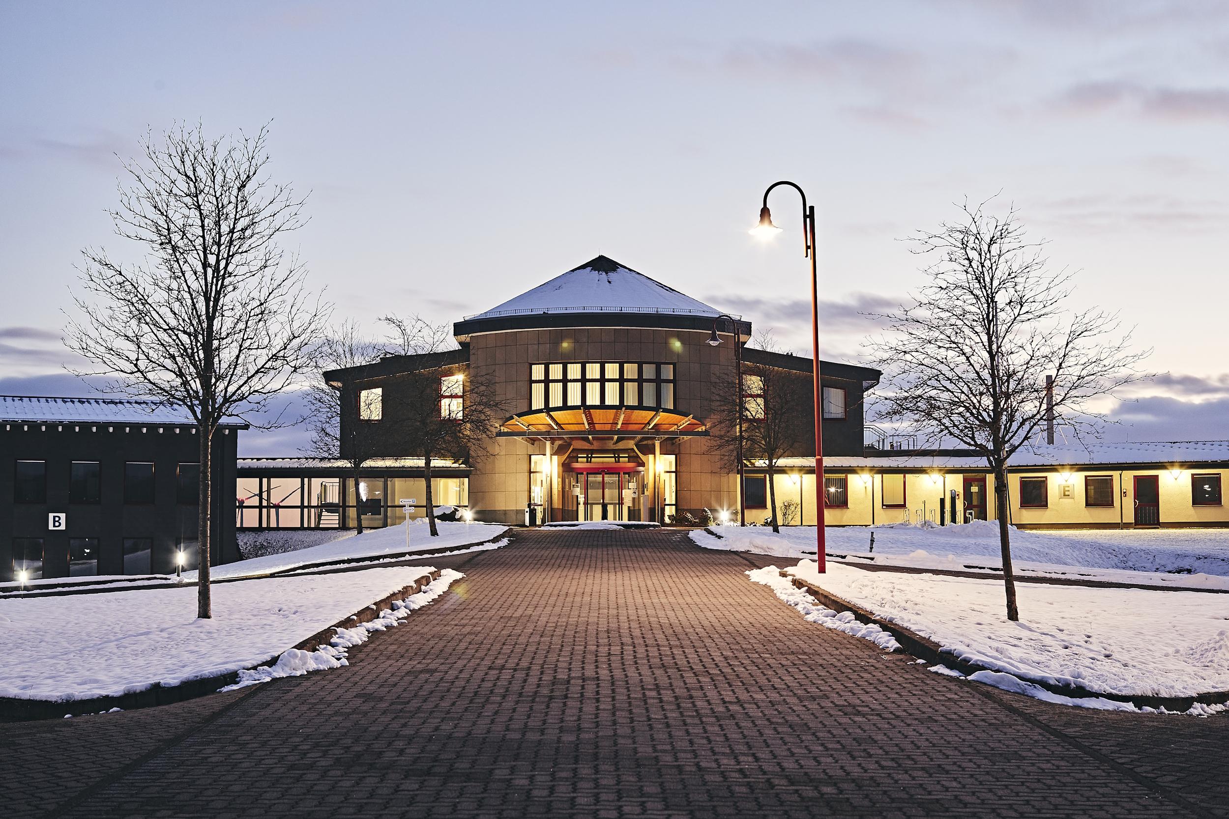 Verwaltungsgebäude im Winter