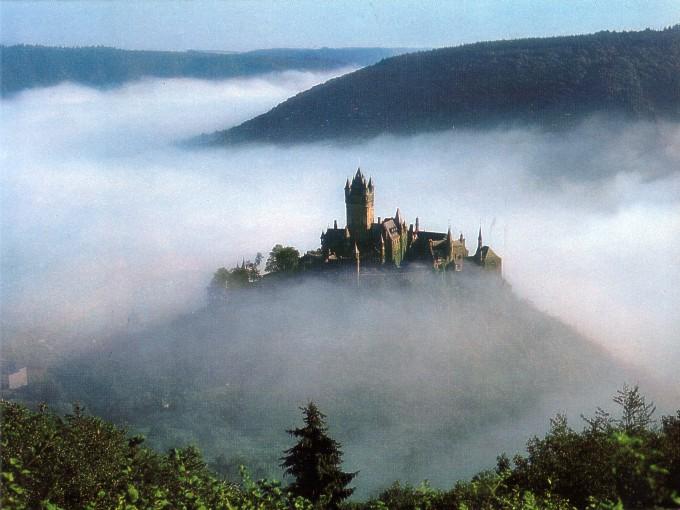 Burg im Nebel Villa Tummelchen