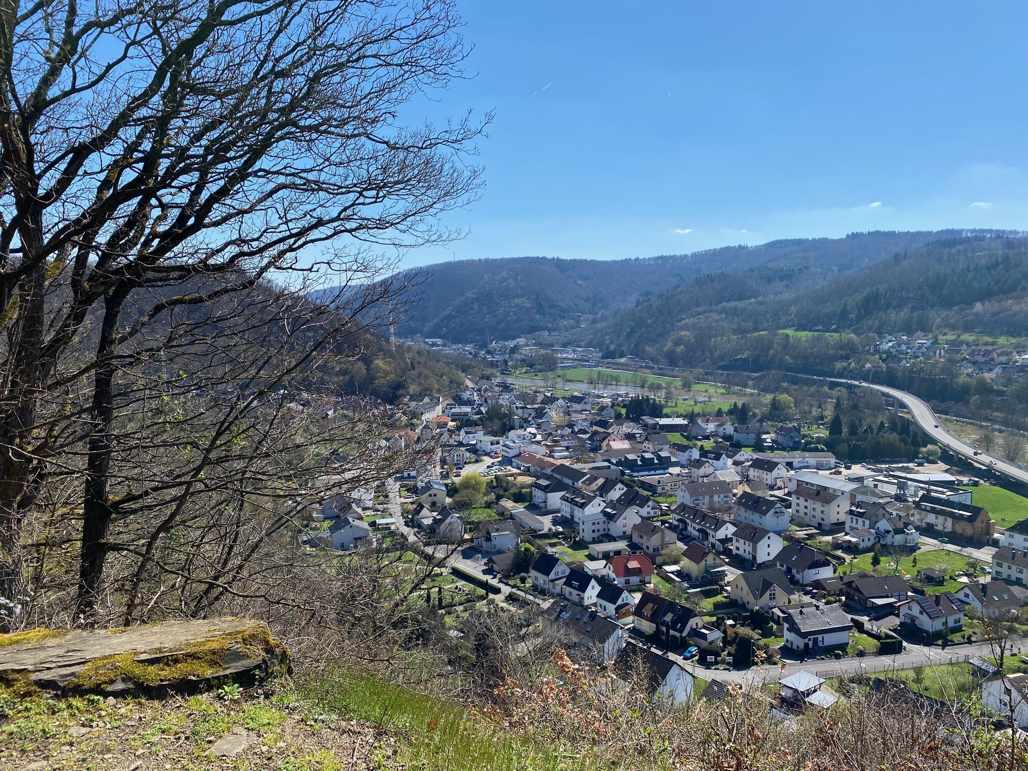 Blick über Fachbach vom Lahnhöhenweg