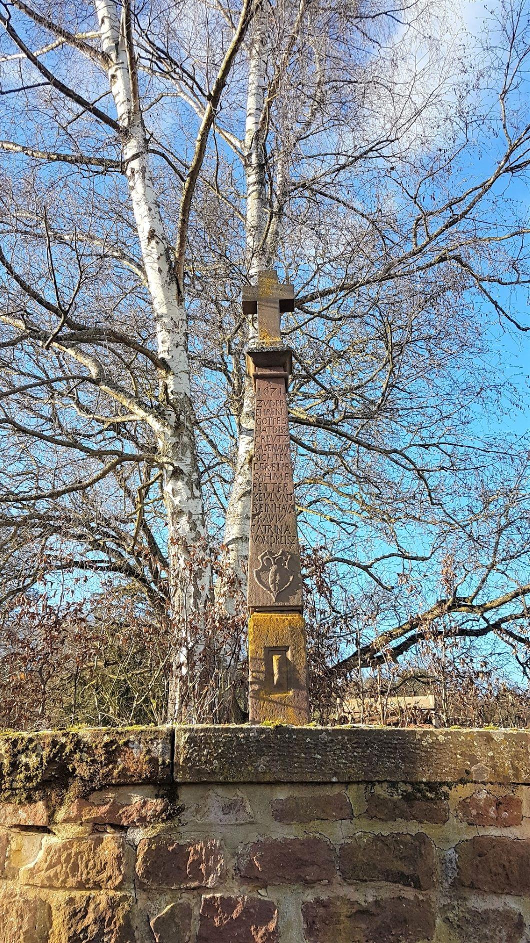 Das Schaftkreuz im Schlosspark