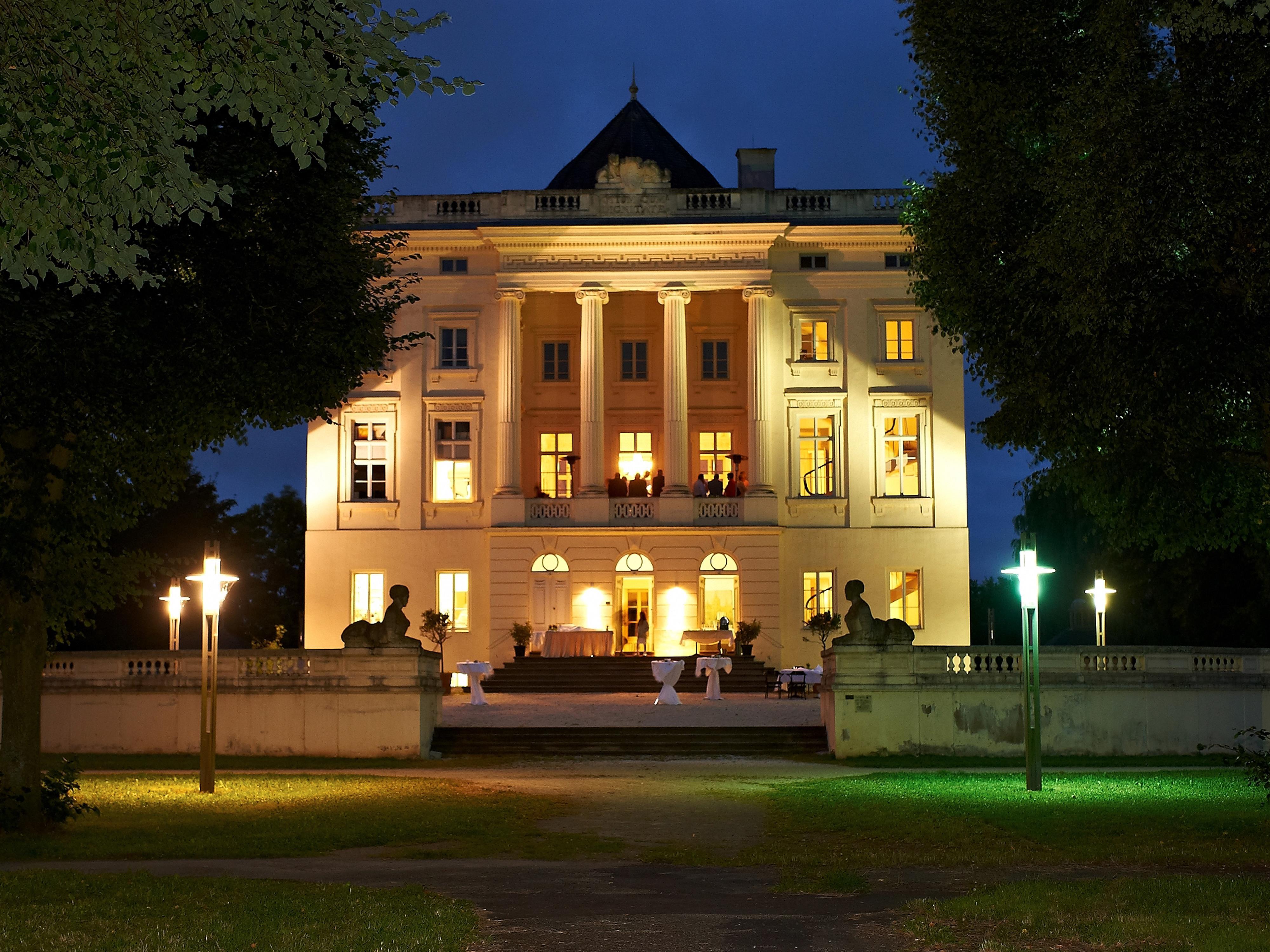 Schloss Monaise am Abend