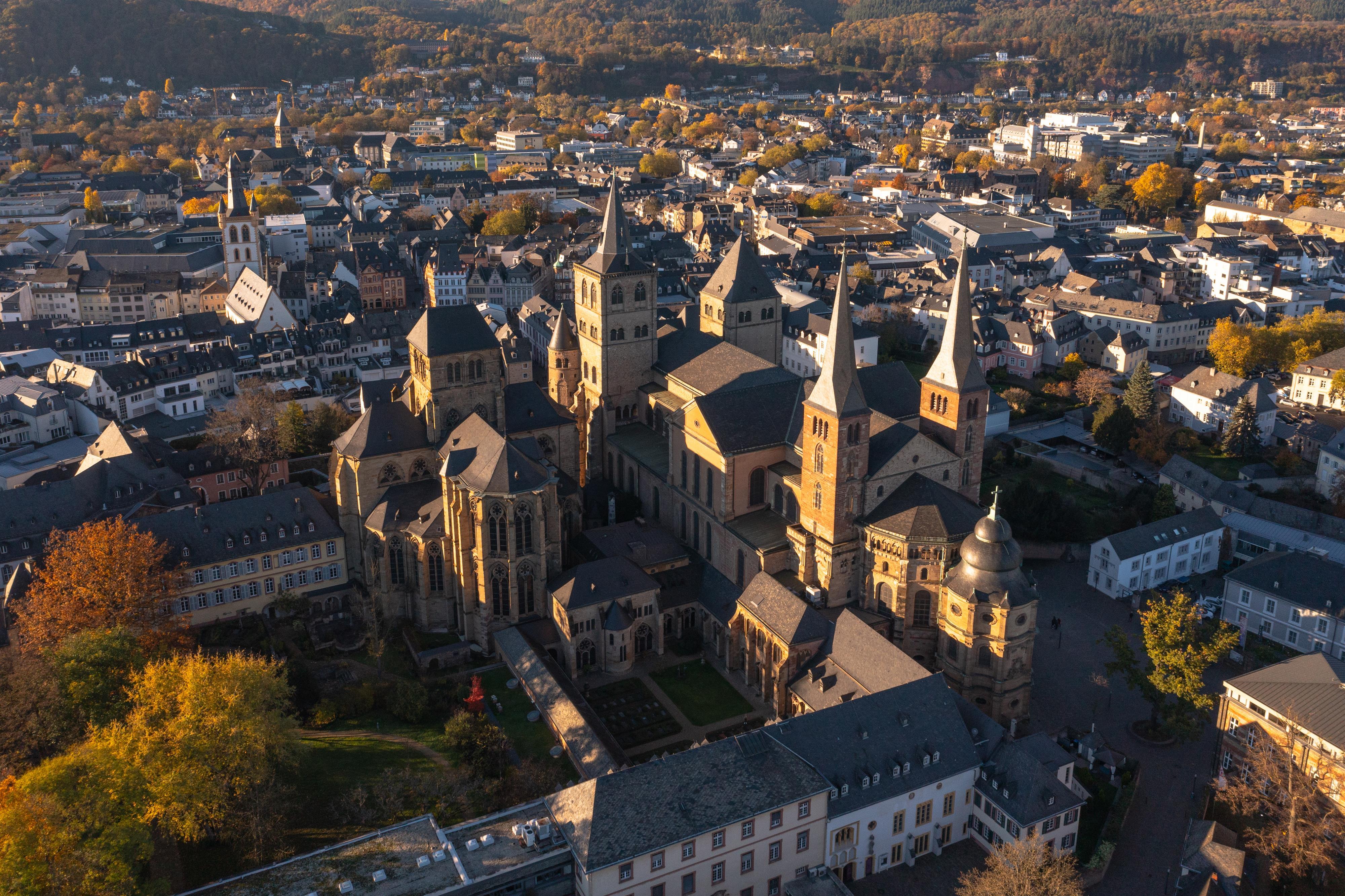 Luftbild Dom St. Peter & Liebfrauen-Basilika