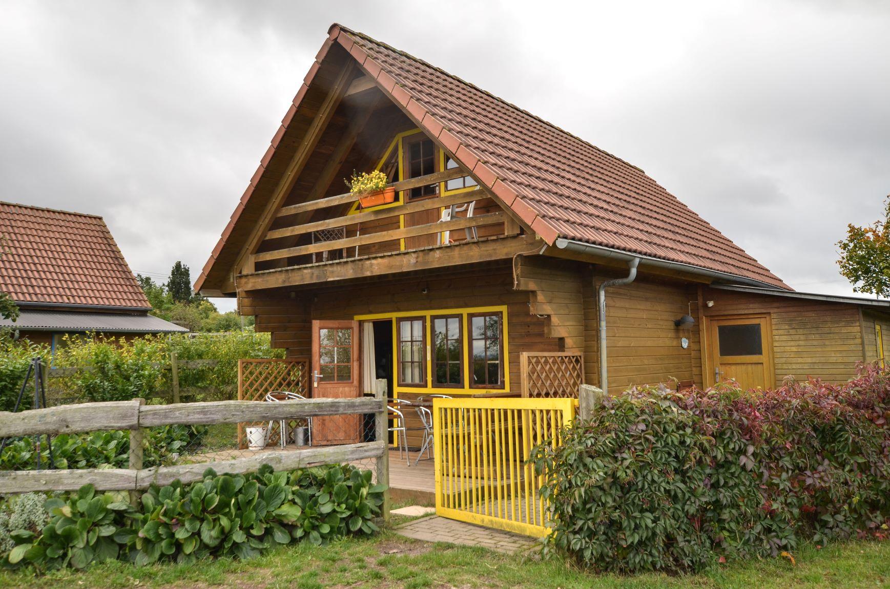 gelbes Blockhaus mit Eingang