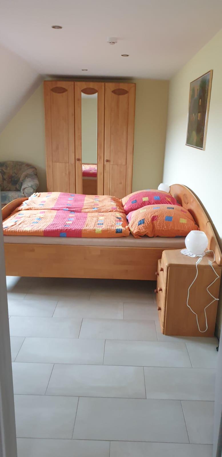 Schlafzimmer mit Schrank