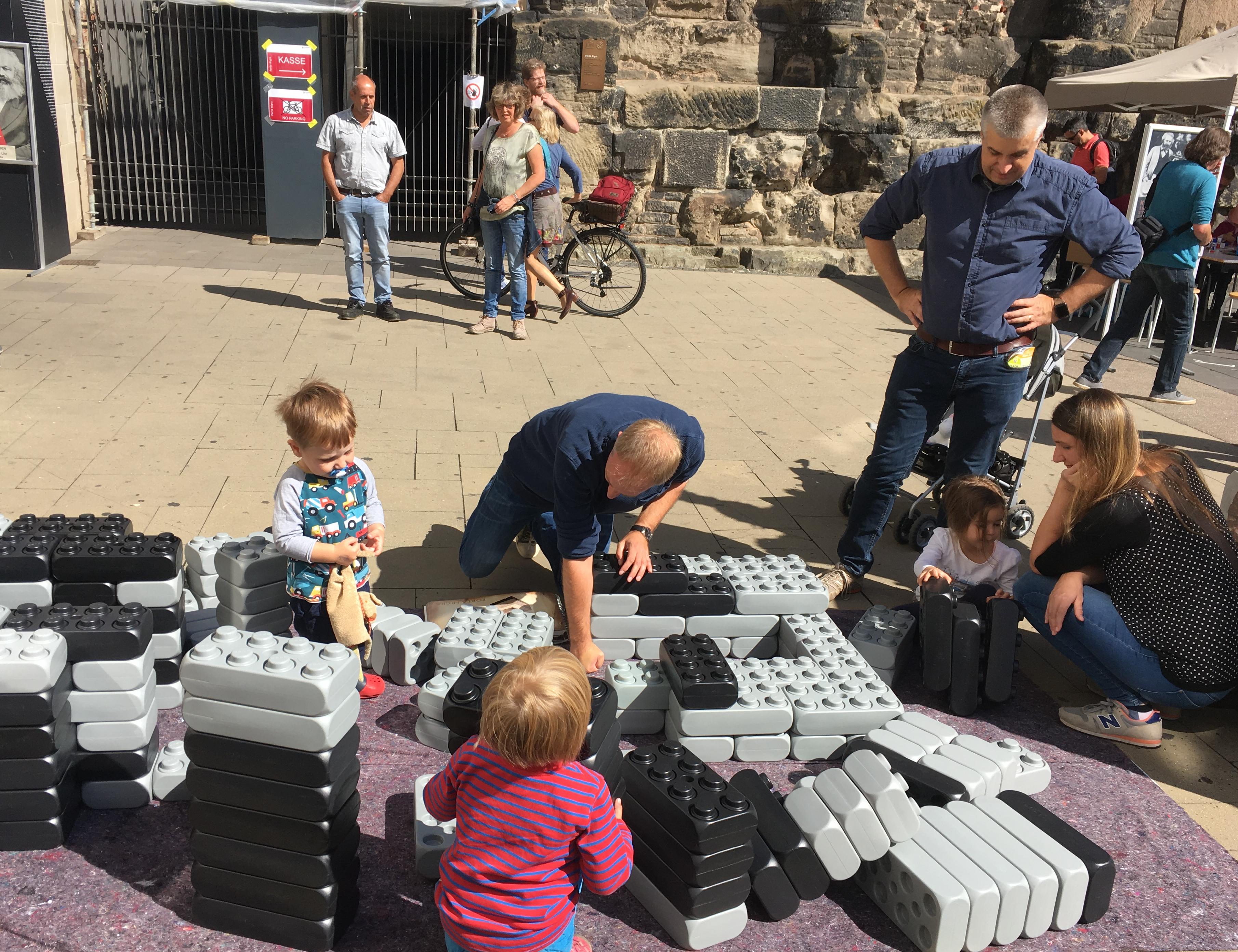 Kinder spielen vor der Porta Nigra | Trier spielt