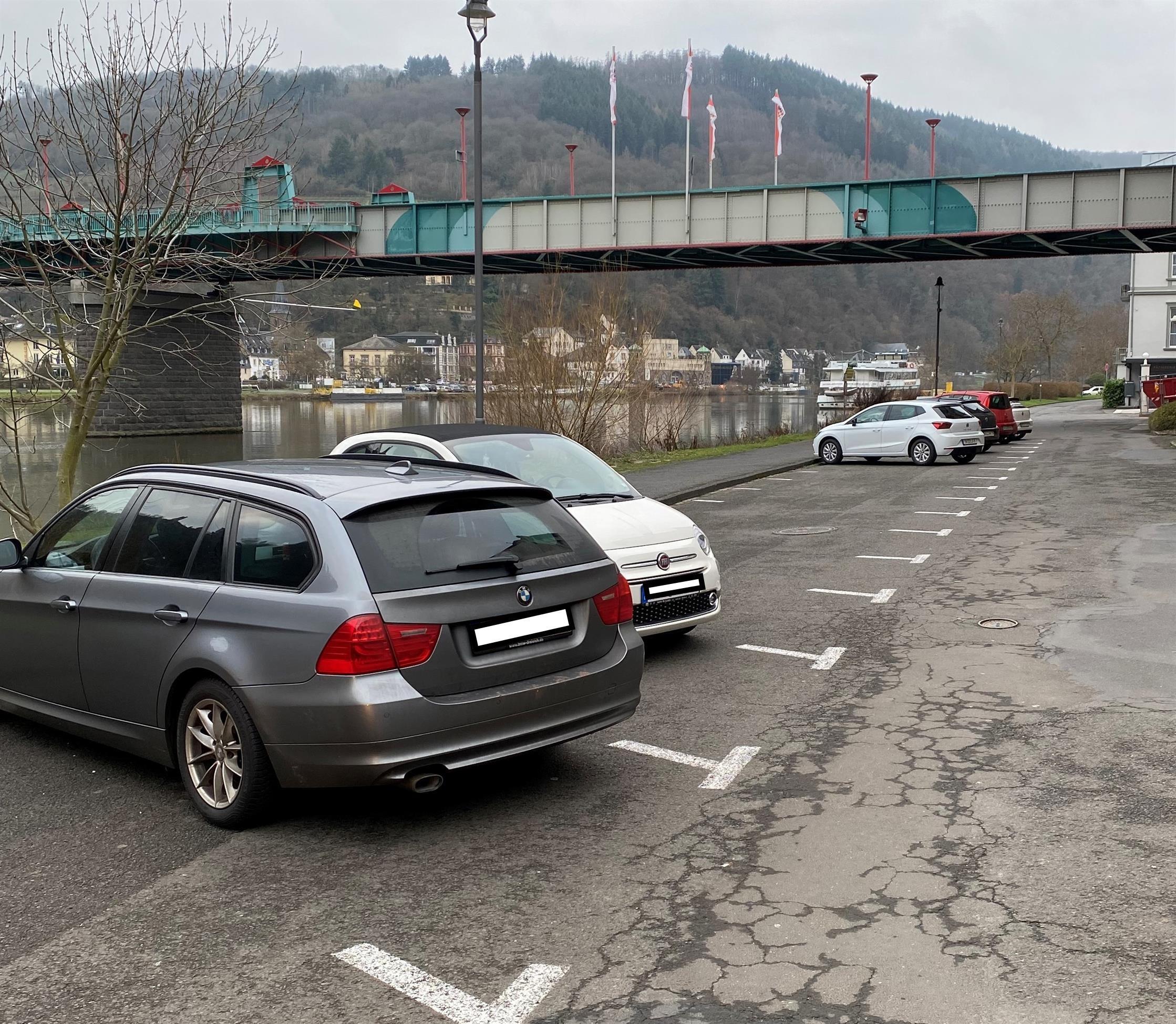 Parkplatz unter der Moselbrücke Traben