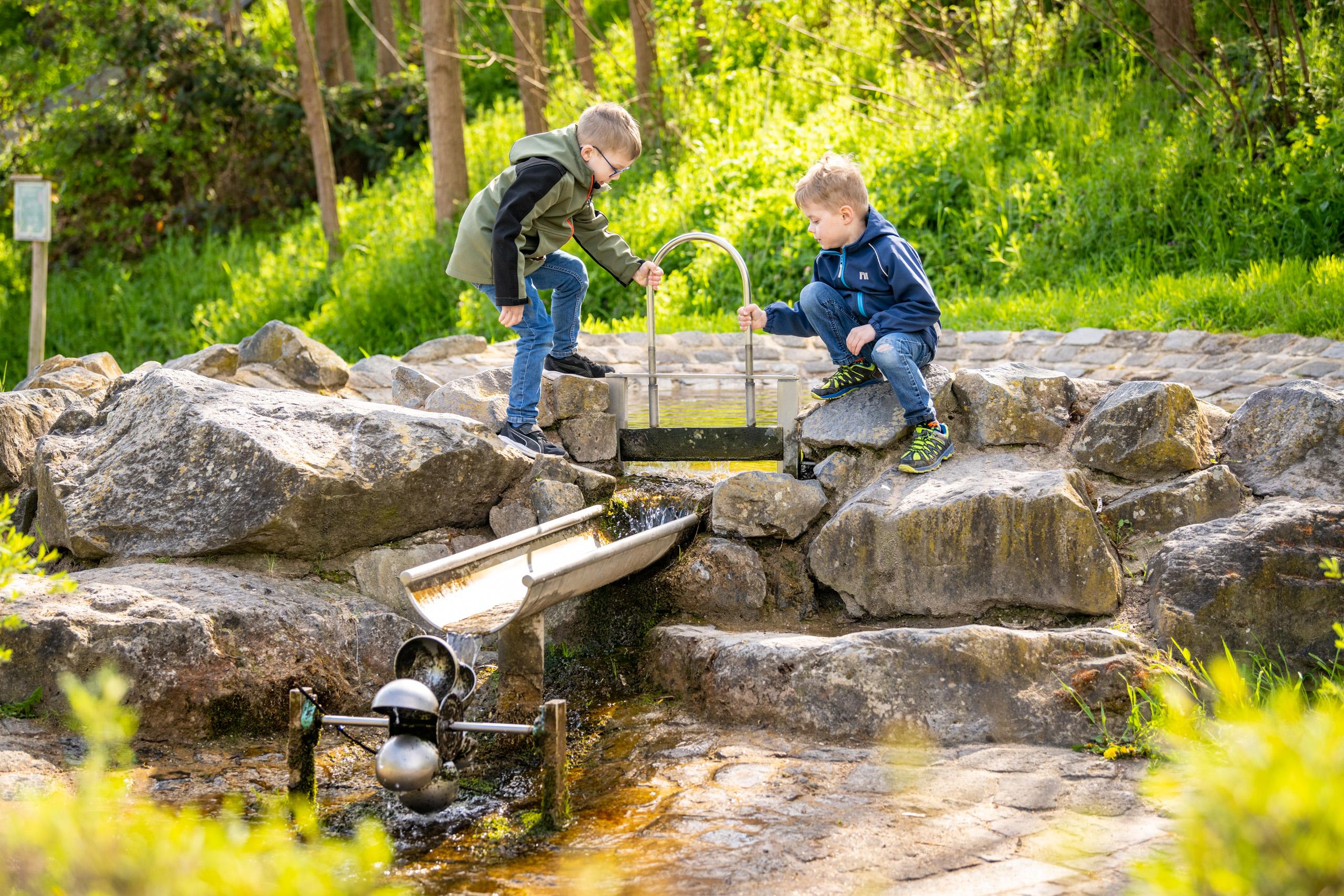 Spaß am Wasserspielplatz Mertloch