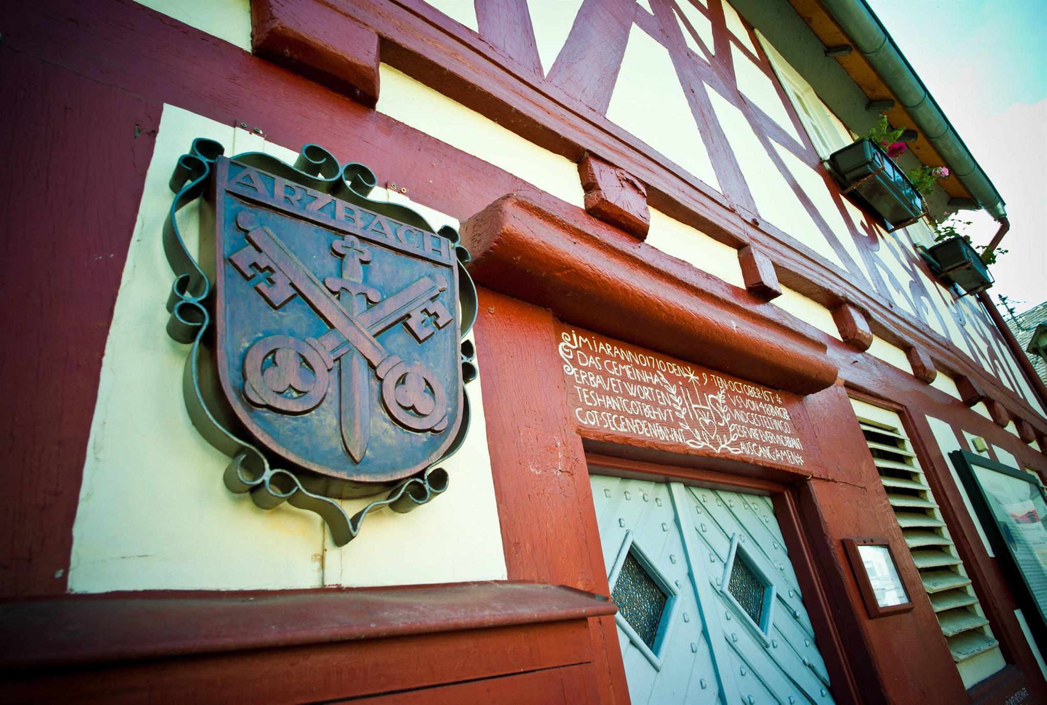 Wappen am Rathaus Arzbach