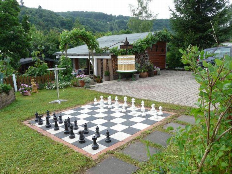 Schachspiel im Garten