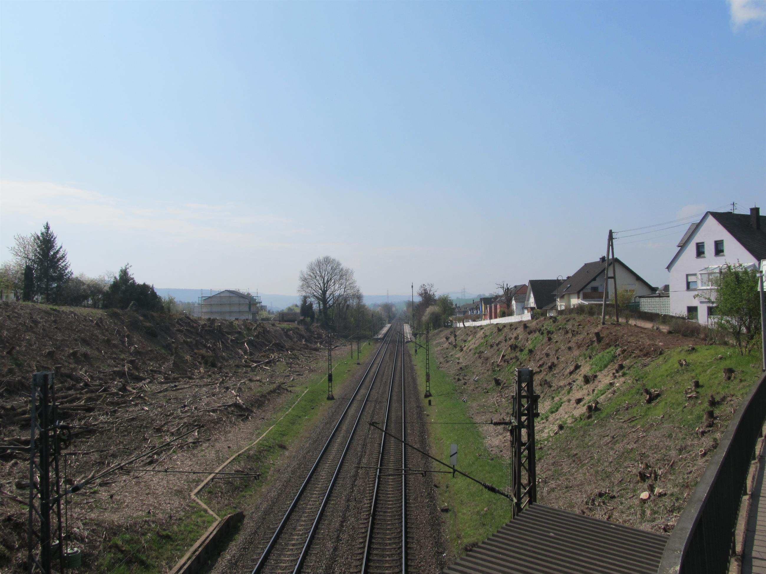 Bahnstrecke Trier-Koblenz bei Föhren mit Bahnhof