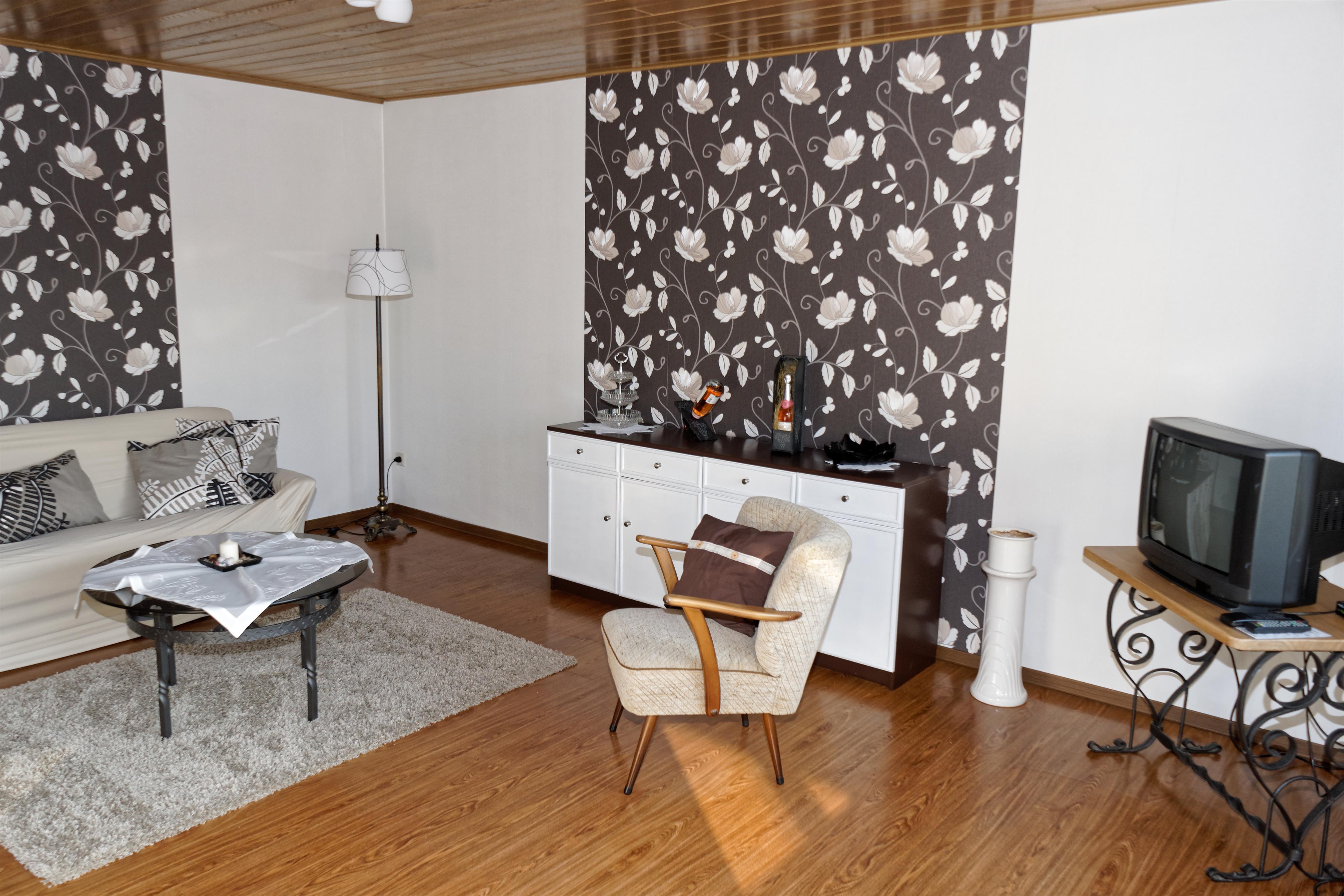 Das gemütliche Wohnzimmer lädt zum Verweilen ein