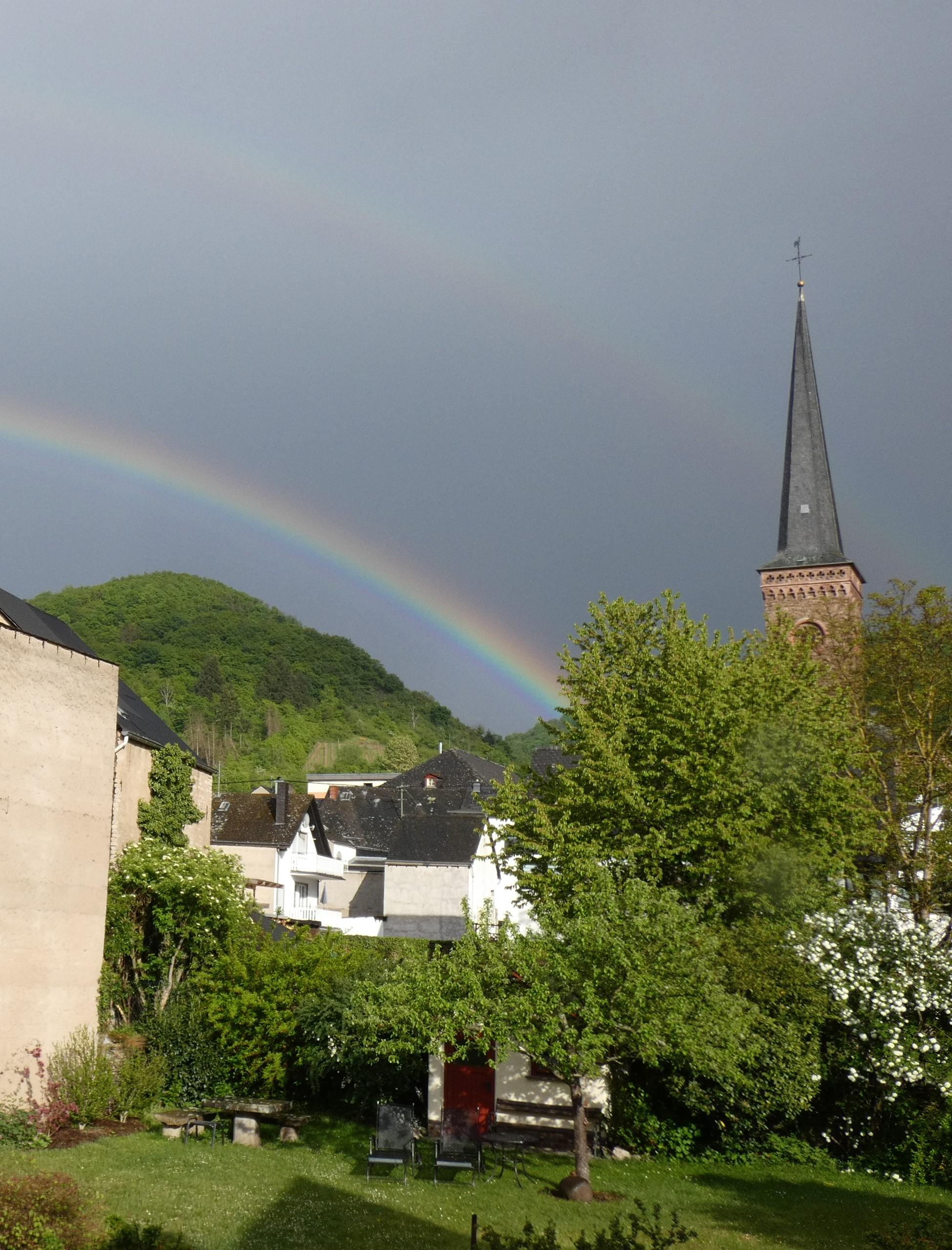 Regenbogen an der Kirche