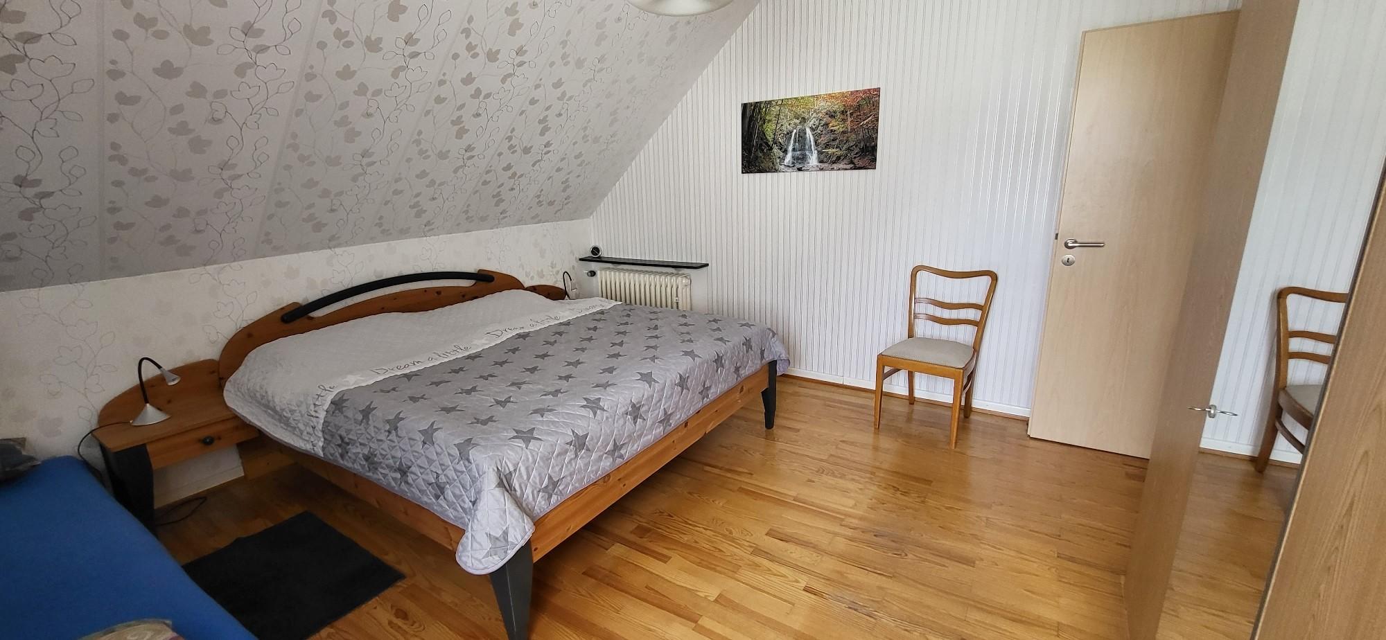 Schlafzimmer mit Schrank