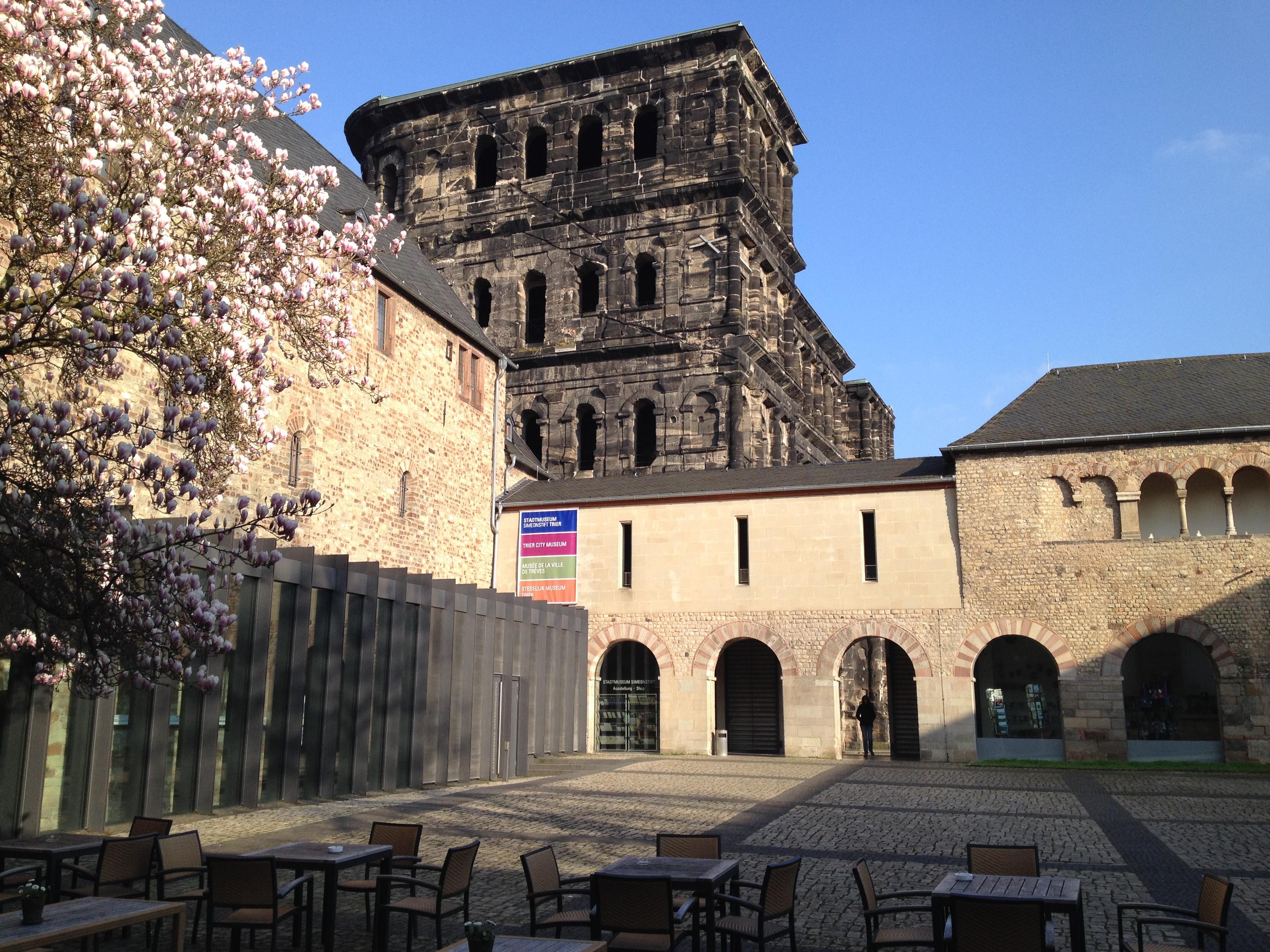 Brunnenhof in Trier mit Blick auf die Porta Nigra