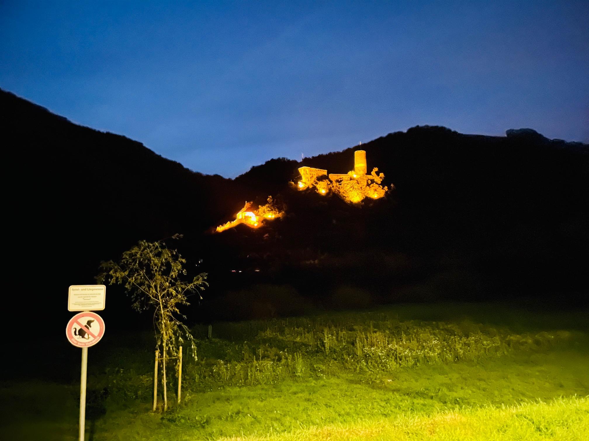 Burg Bischofstein bei Nacht