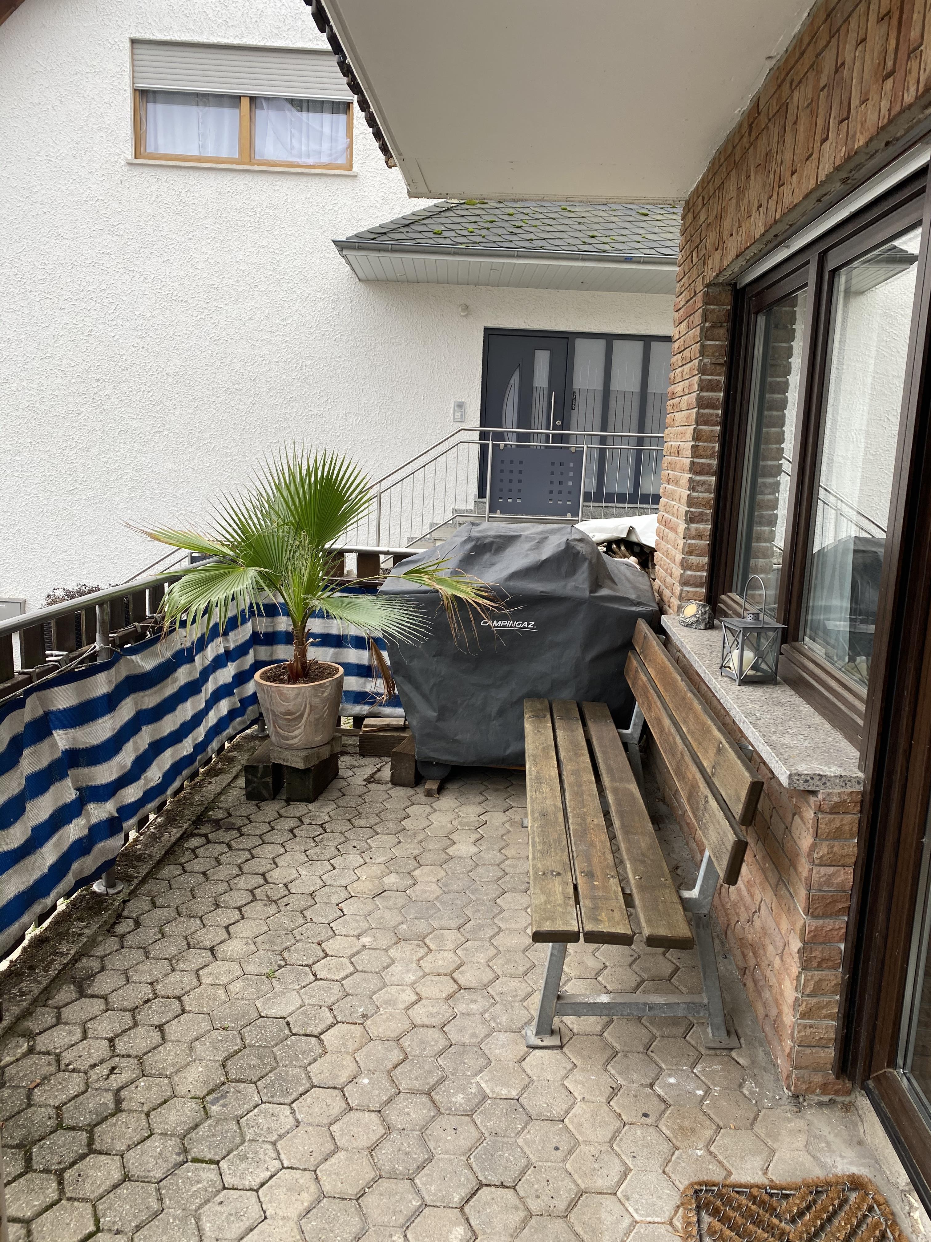 Terrasse mit Grill und Gartenmöbel