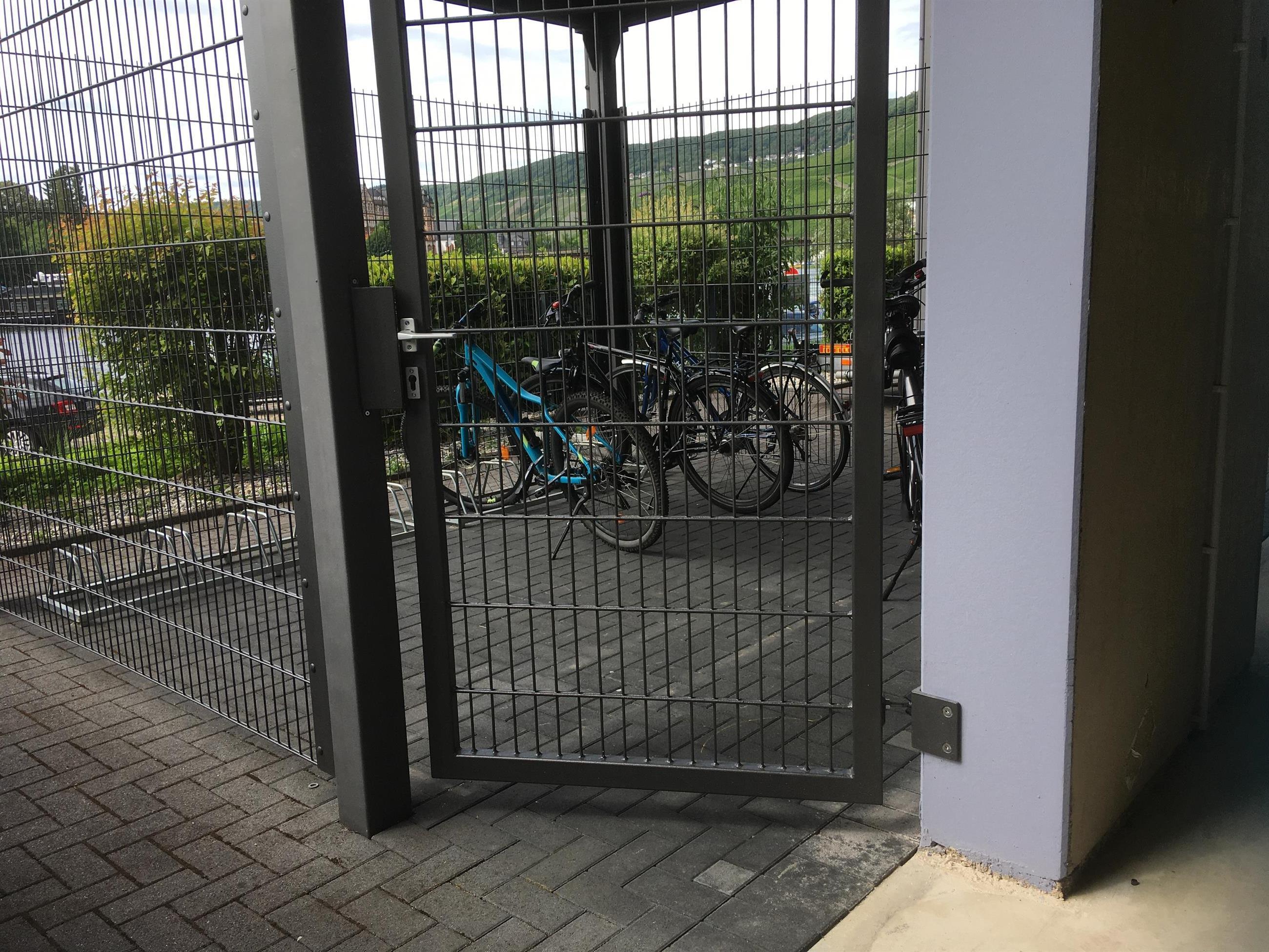 abschließbare Fahrradbox im Parkbereich