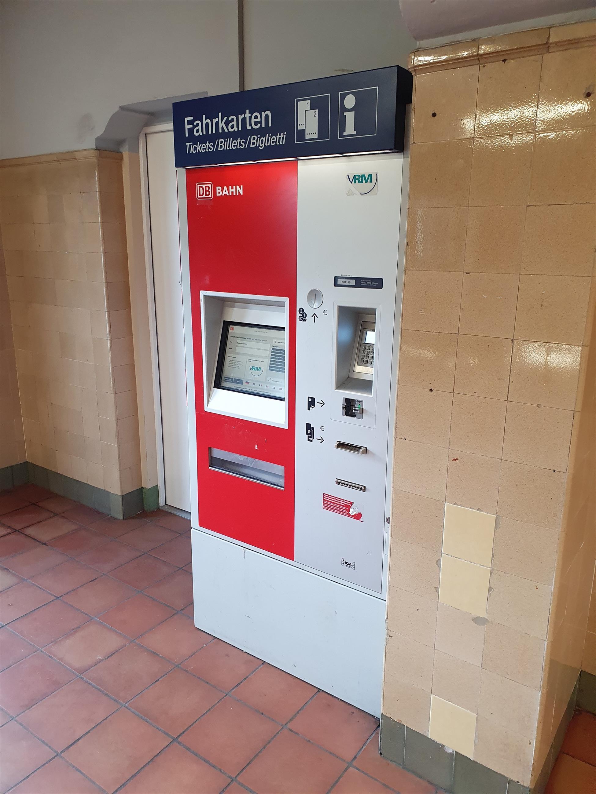 Fahrkarten Automat im Bahnhof