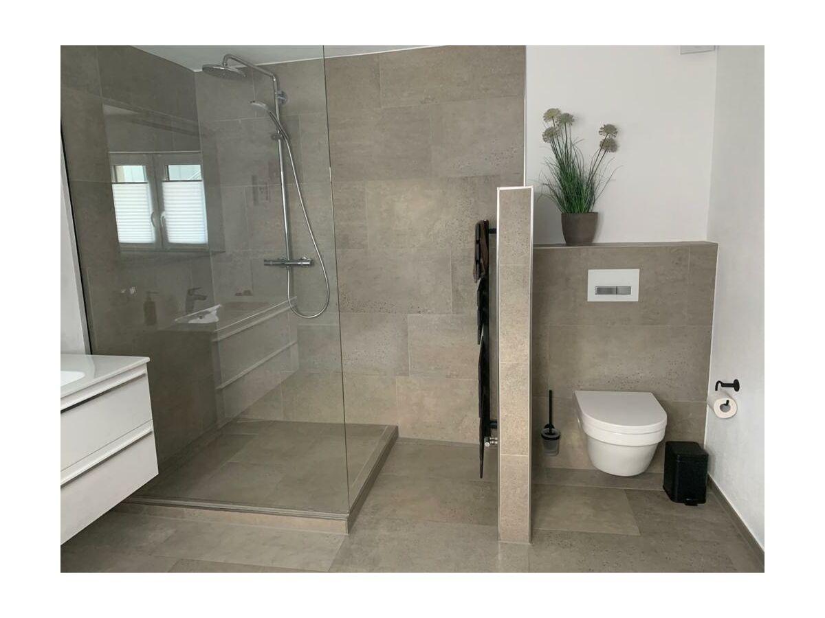 Modernes Badezimmer mit Dusche & Badewanne
