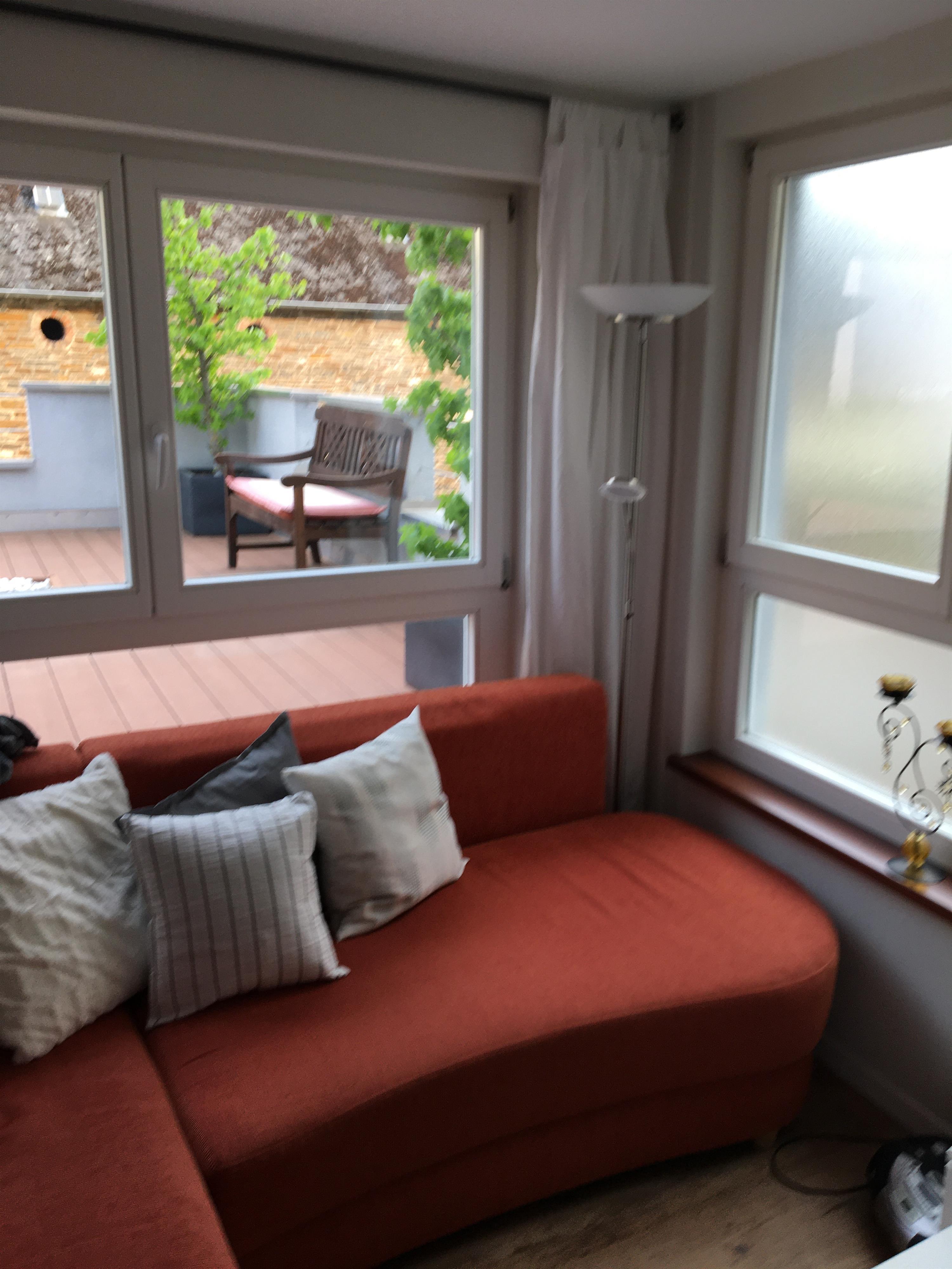 Wohnzimmer_Couch_ mit Blick auf die Terrasse
