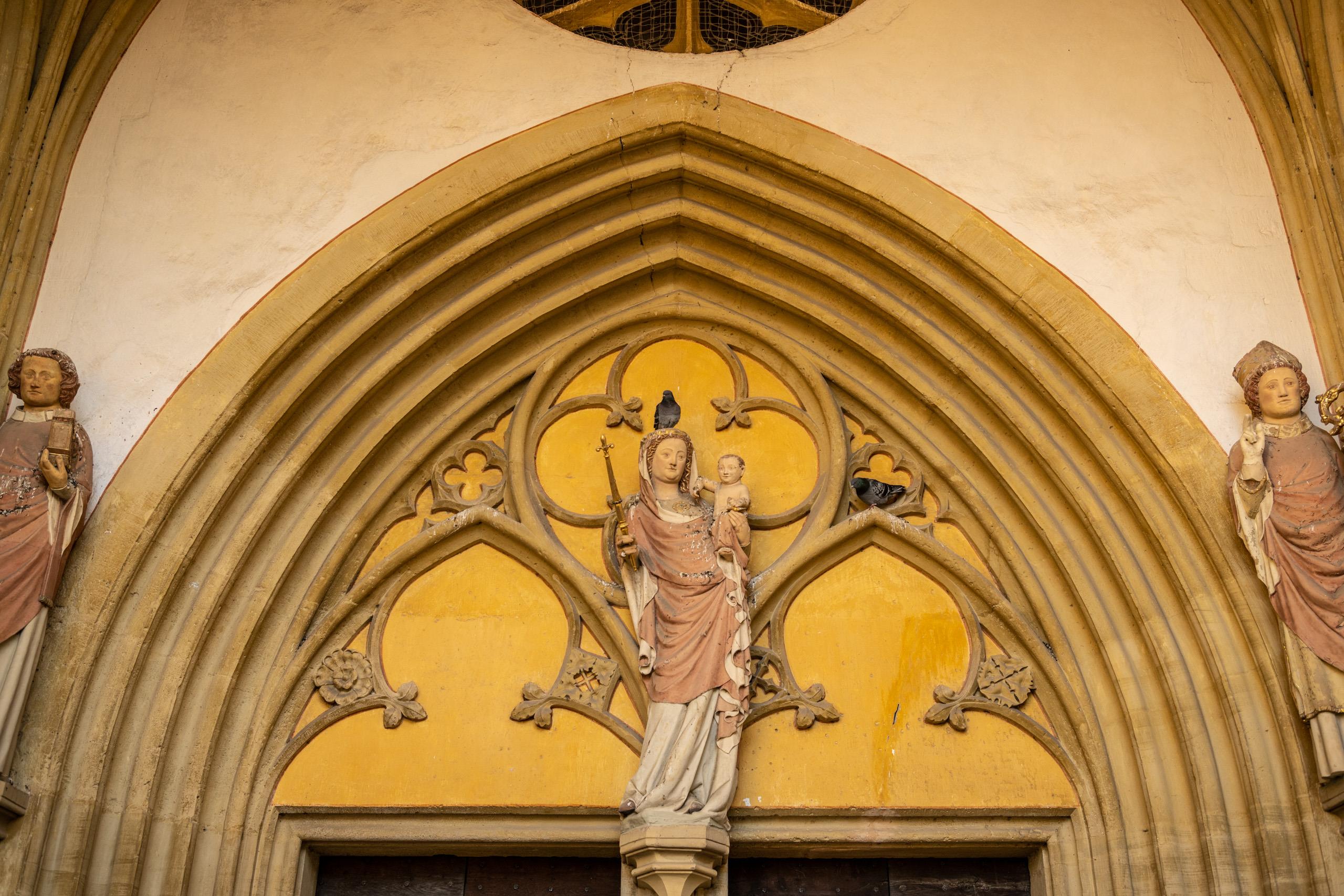 Figur an Stiftskirche St. Martin und St. Severus
